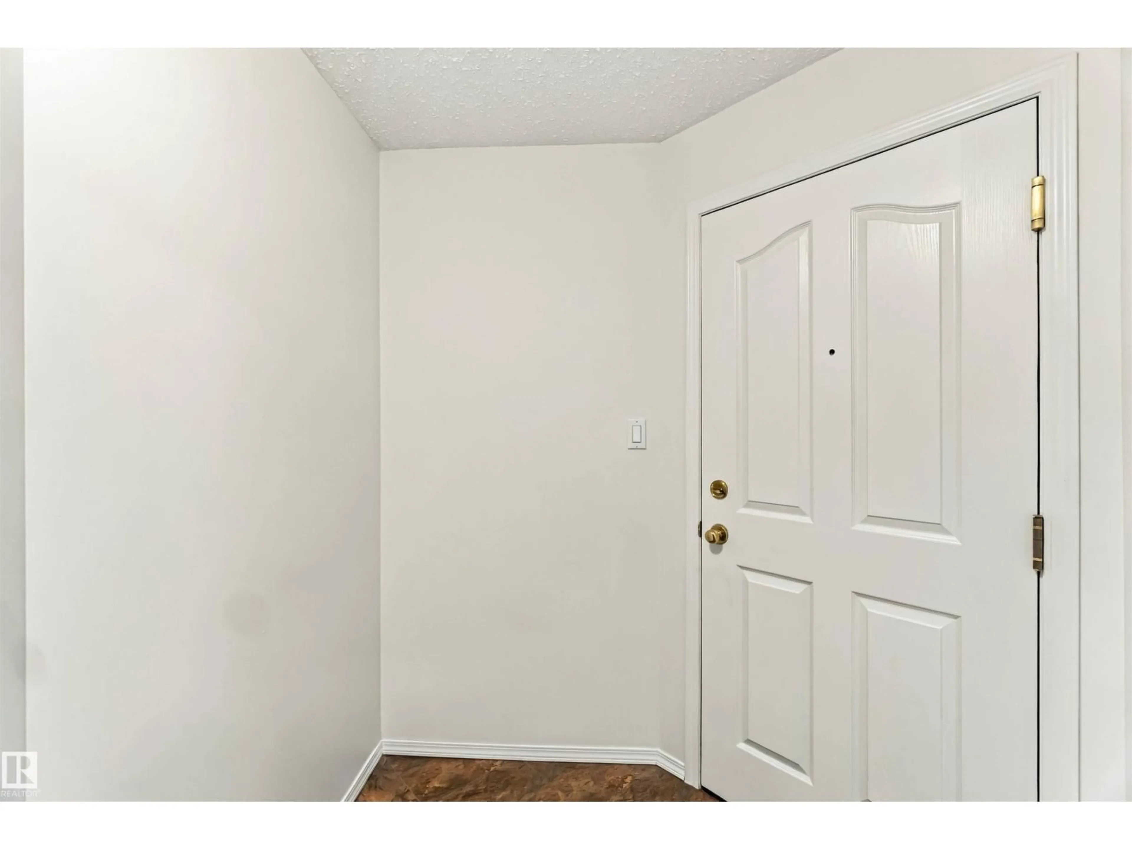 Indoor entryway for #205 - 10511 42 AV, Edmonton Alberta T6J7G8