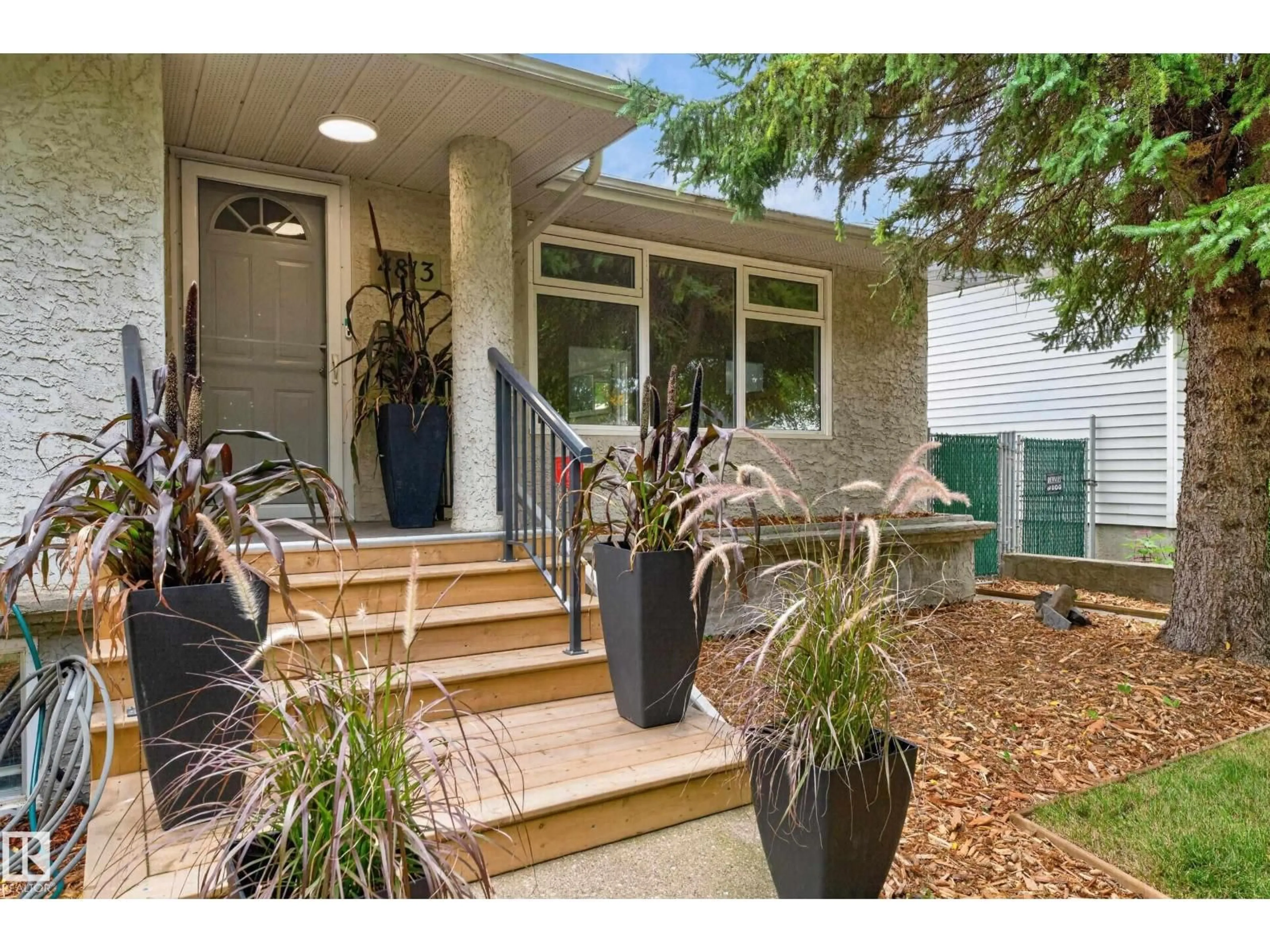 Indoor entryway for NW - 4813 115 AV, Edmonton Alberta T5W0W3