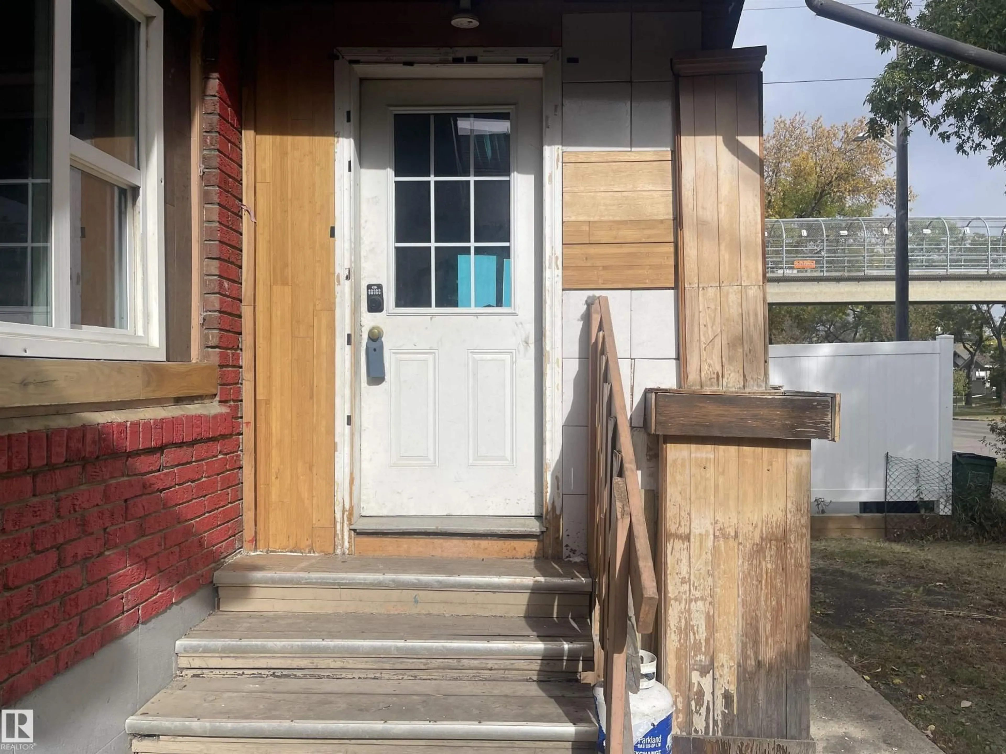 Indoor entryway for 11444 97 ST, Edmonton Alberta T5G1X5