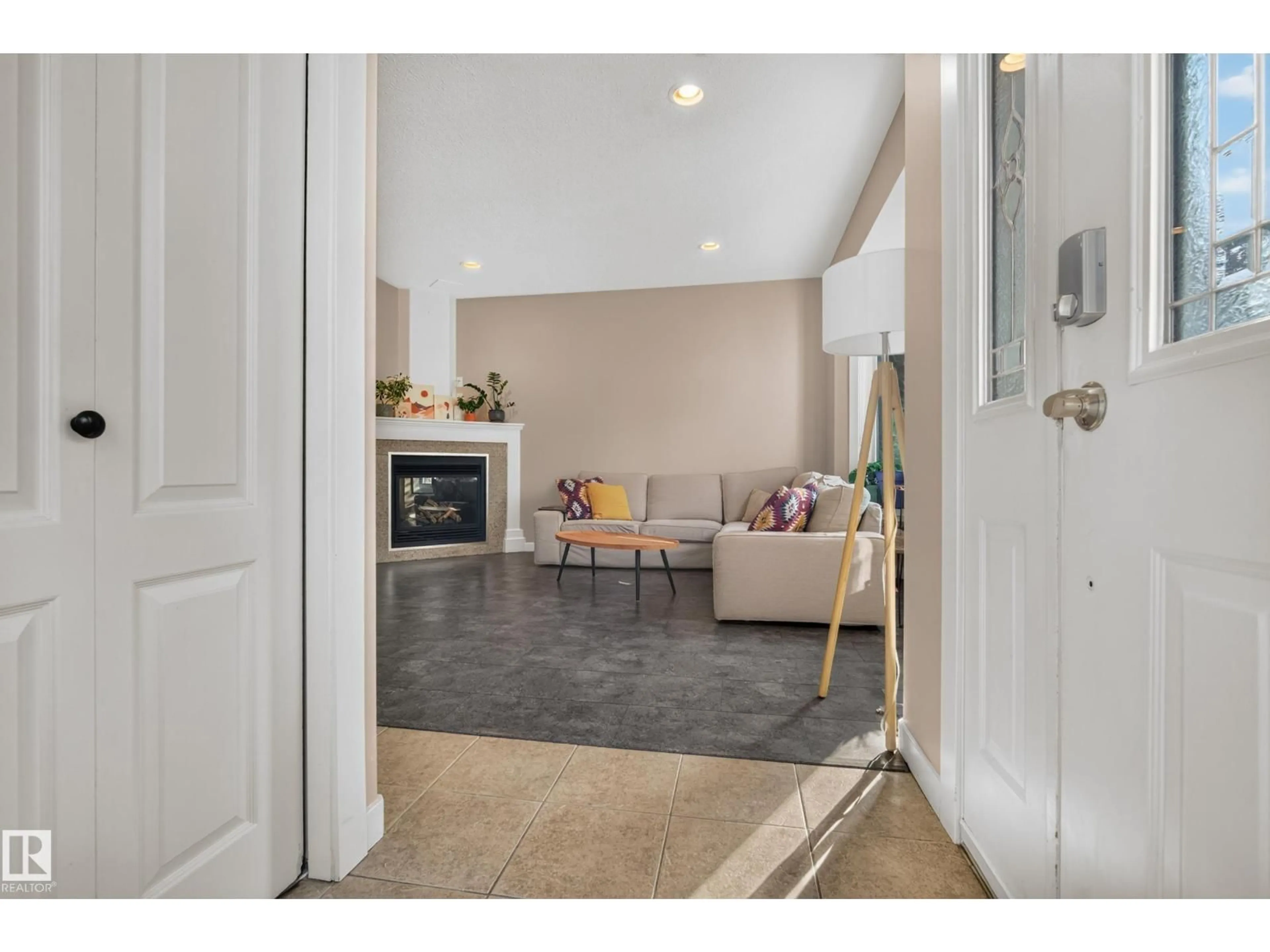 Indoor entryway for 14422 104 AV, Edmonton Alberta T5N0X1