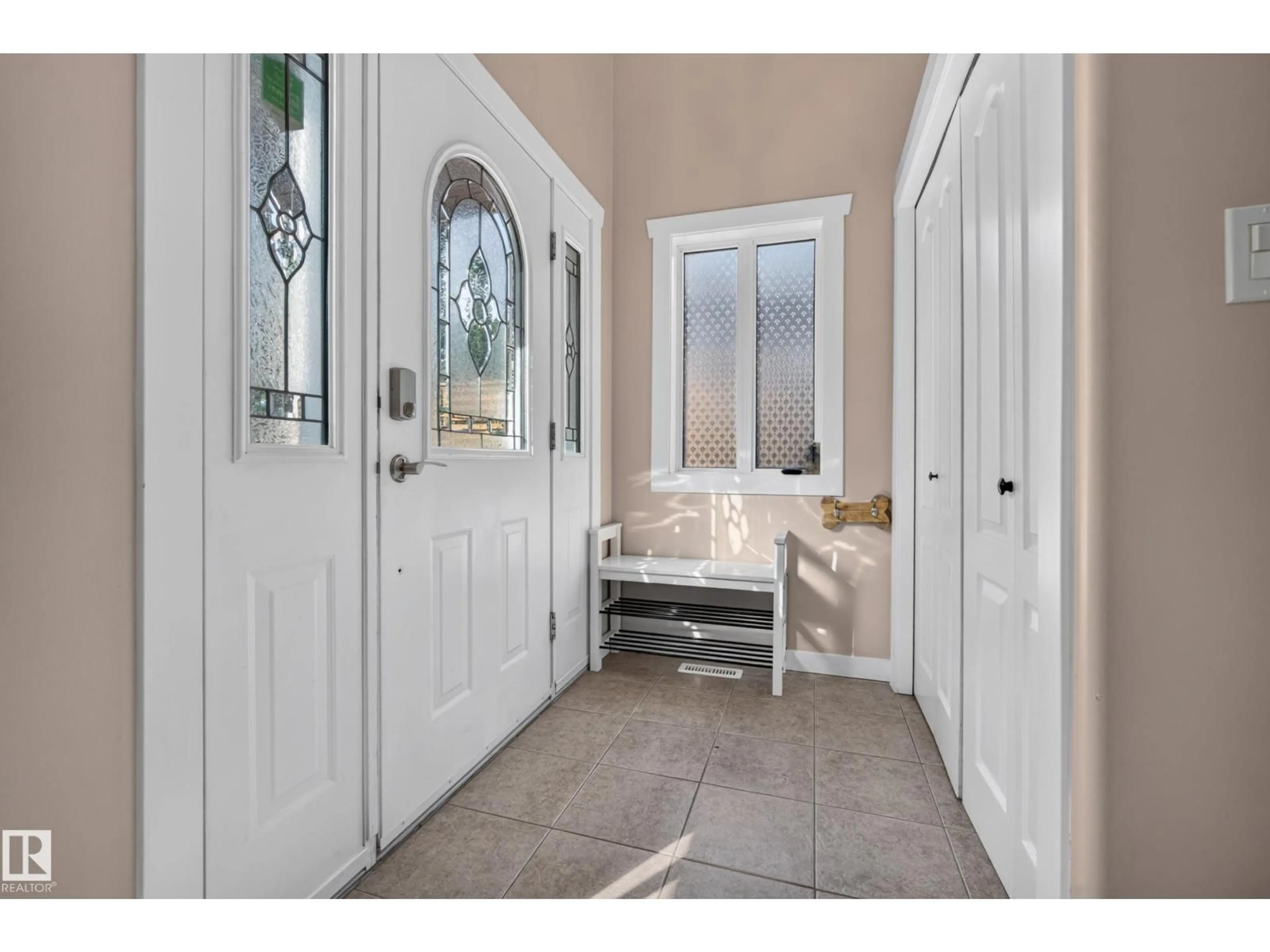 Indoor entryway for 14422 104 AV, Edmonton Alberta T5N0X1