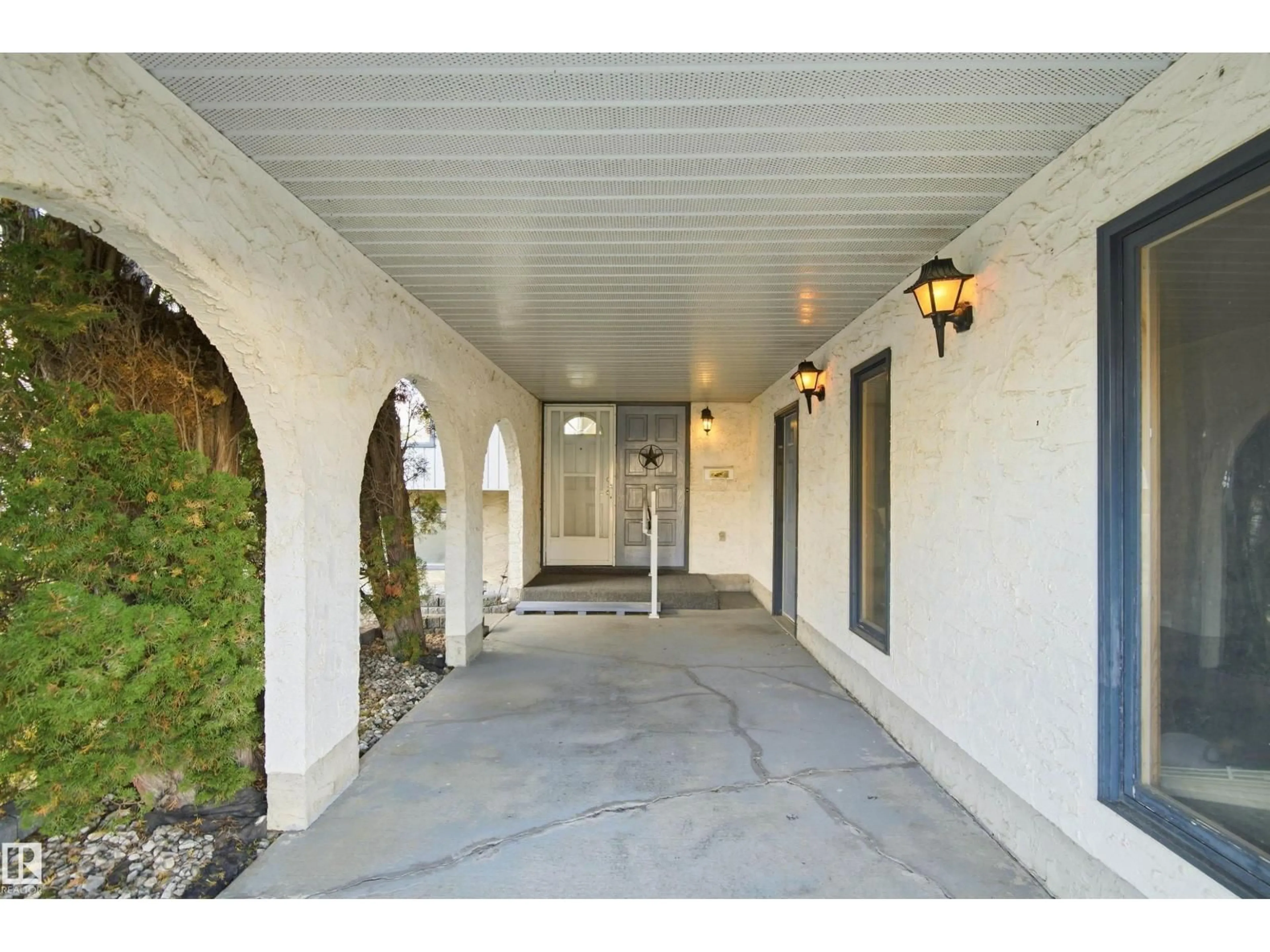 Indoor entryway for 3143 78 ST, Edmonton Alberta T6K3P1