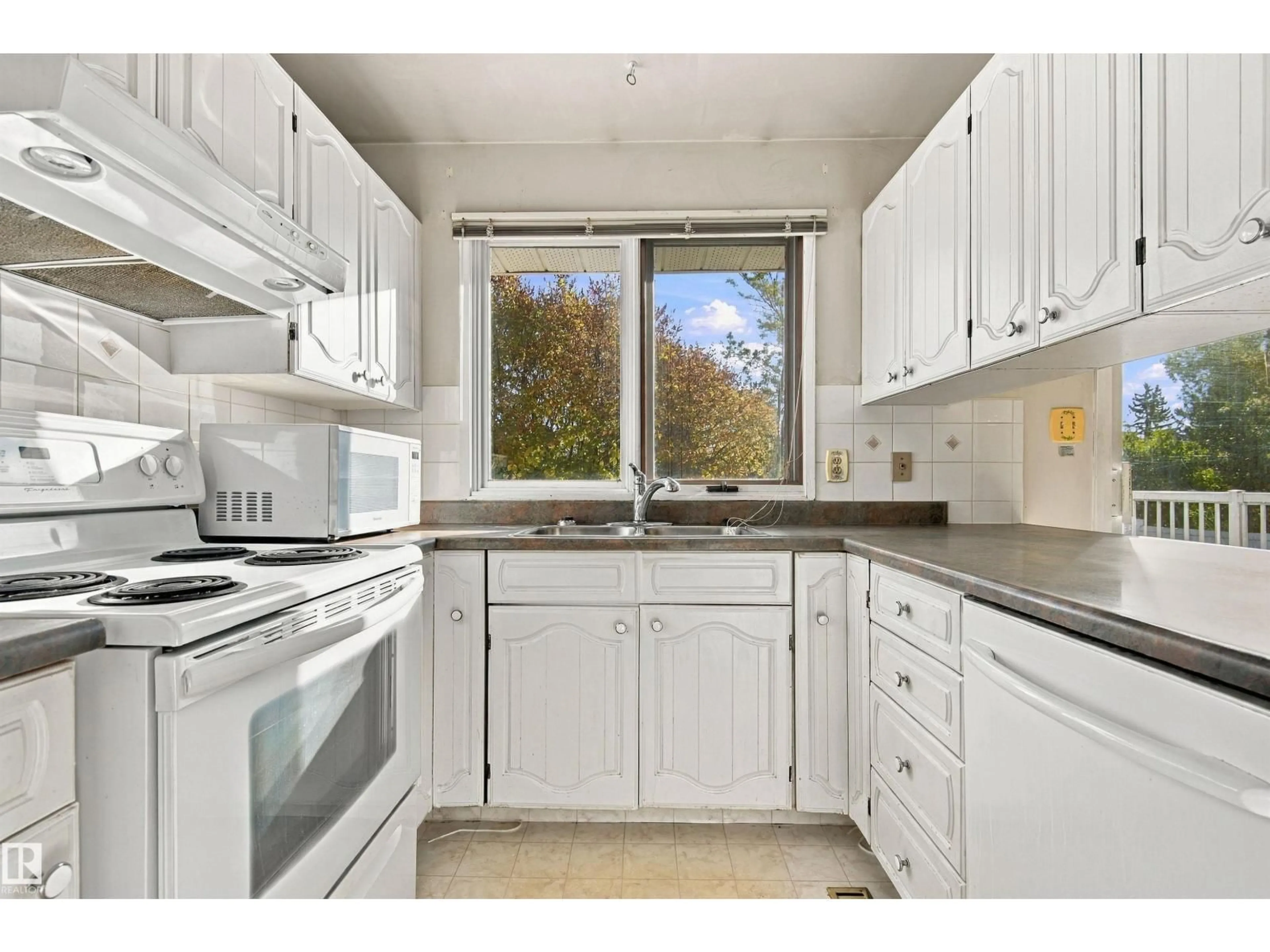 Standard kitchen, unknown for 3143 78 ST, Edmonton Alberta T6K3P1