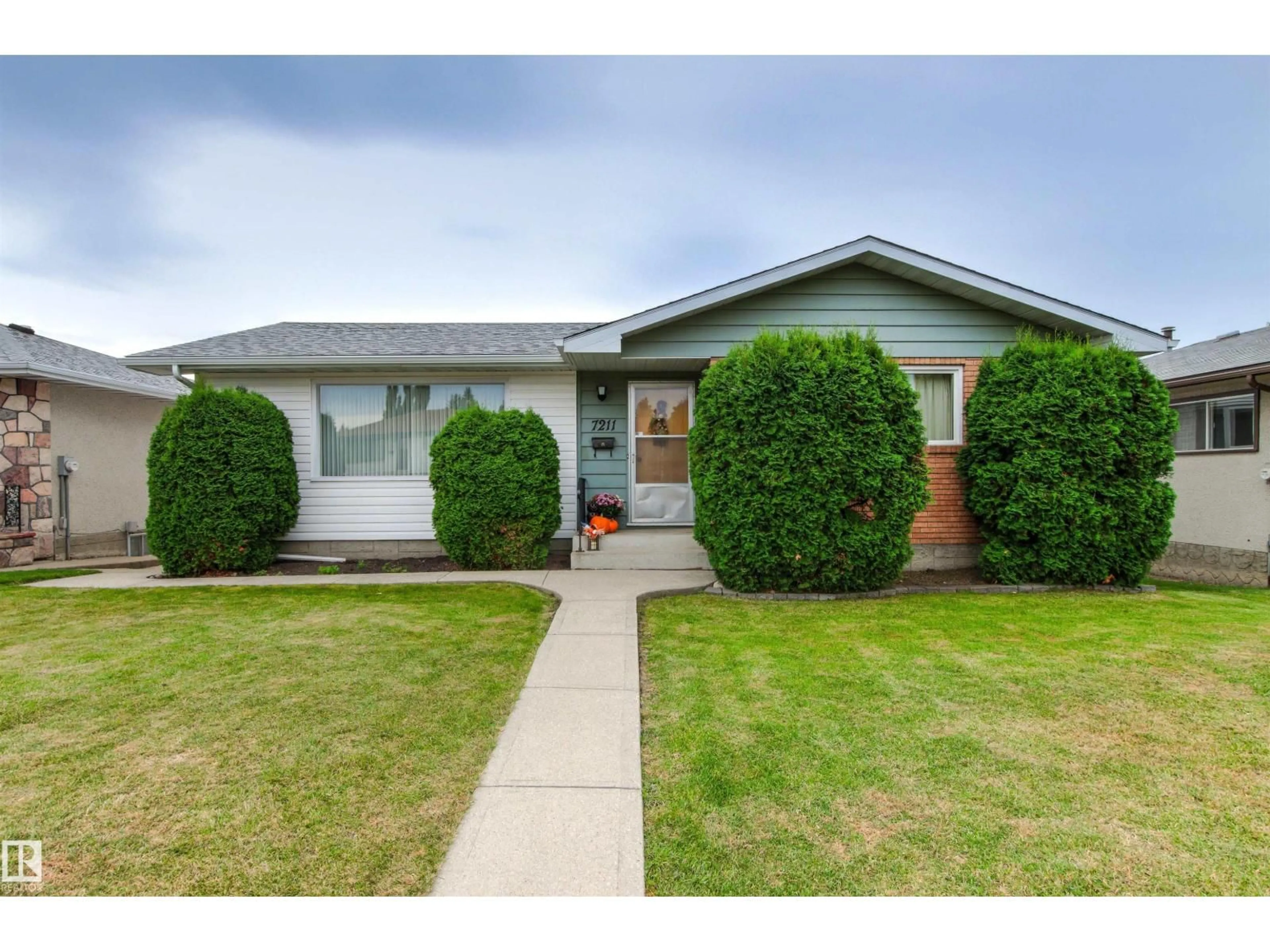 Home with vinyl exterior material, street for 7211 140 AV, Edmonton Alberta T5C2M6