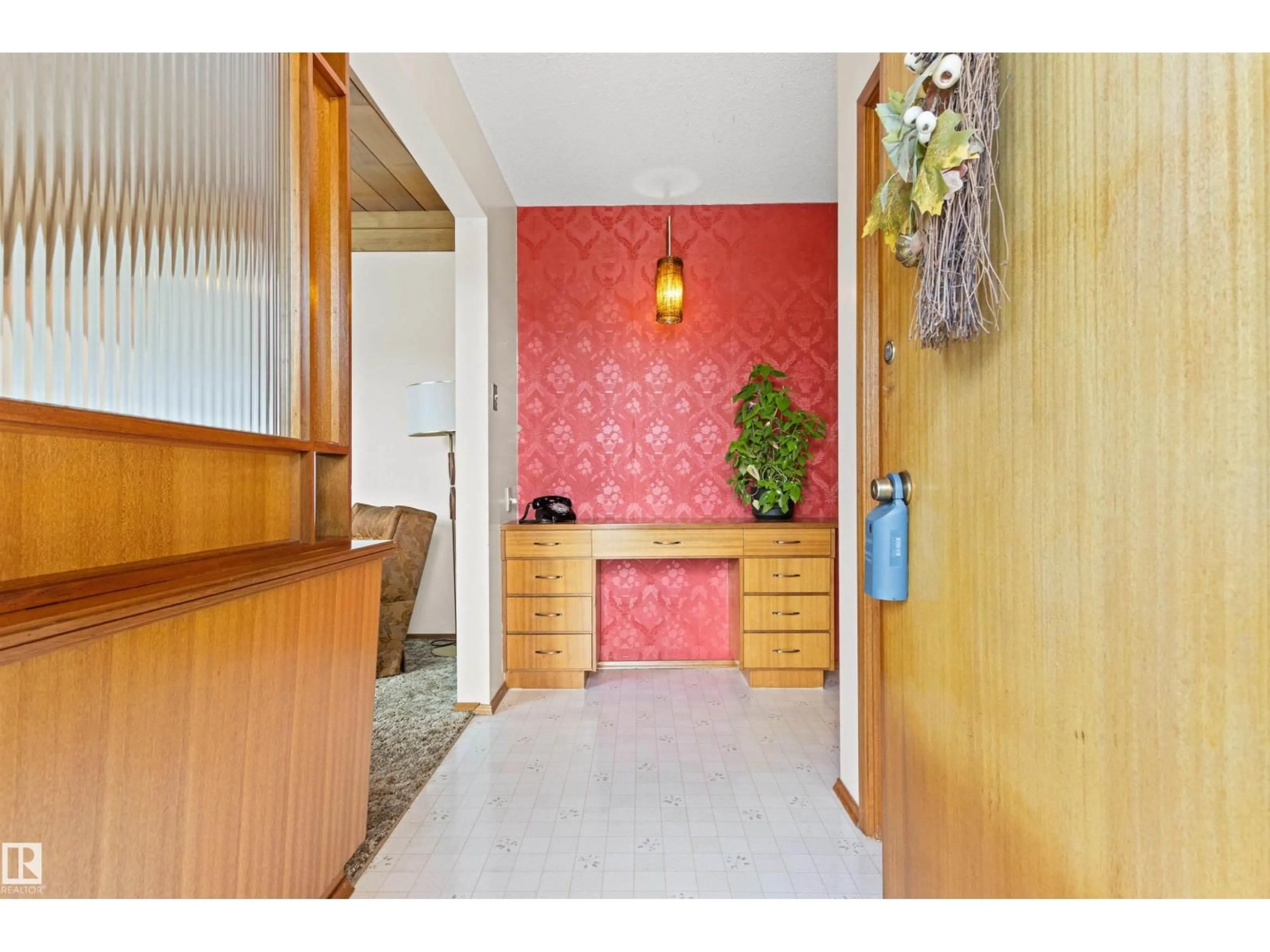 Indoor foyer for 7211 140 AV, Edmonton Alberta T5C2M6