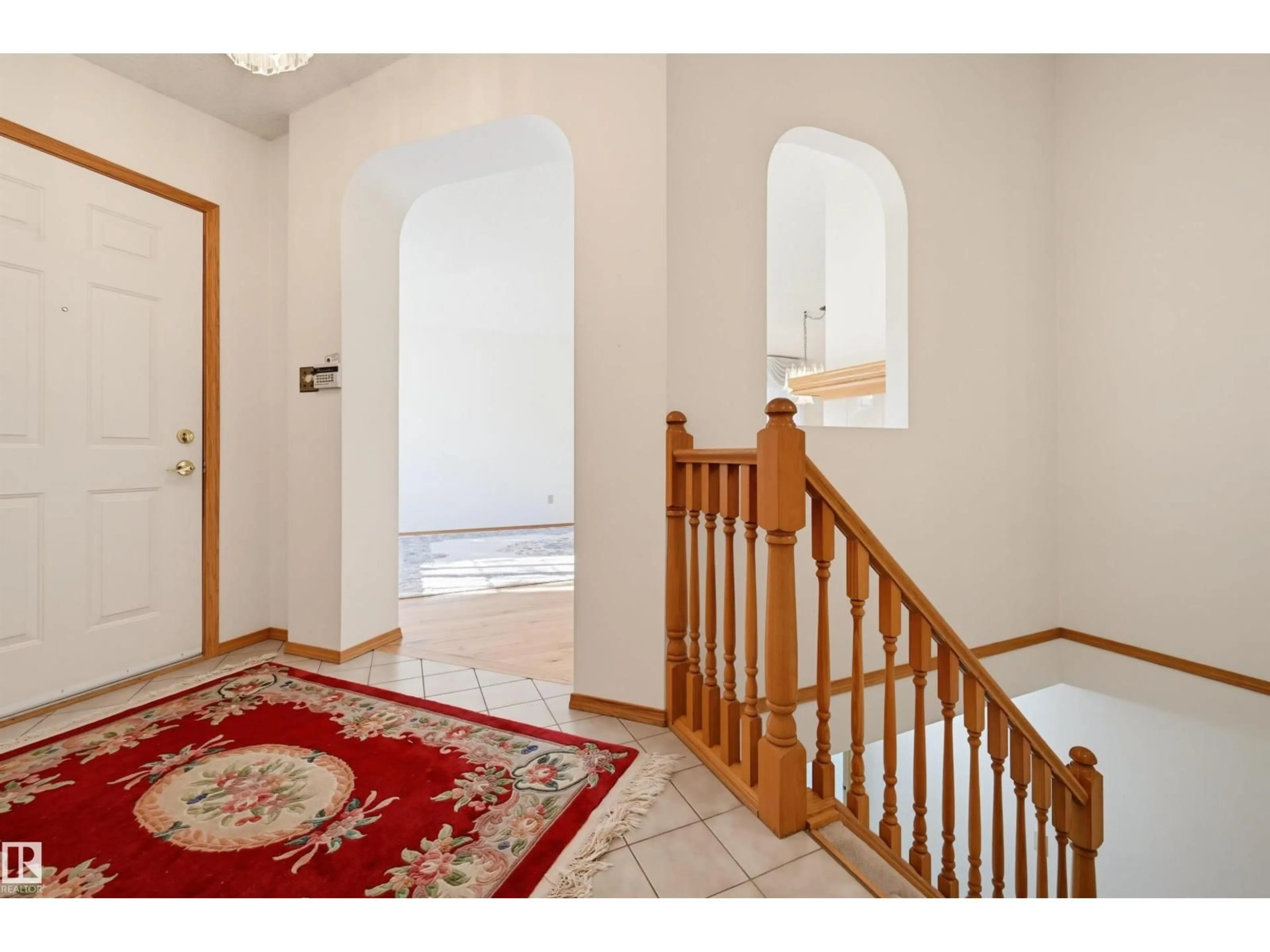 Indoor entryway for 127 IRONWOOD PL, Edmonton Alberta T6J6R4