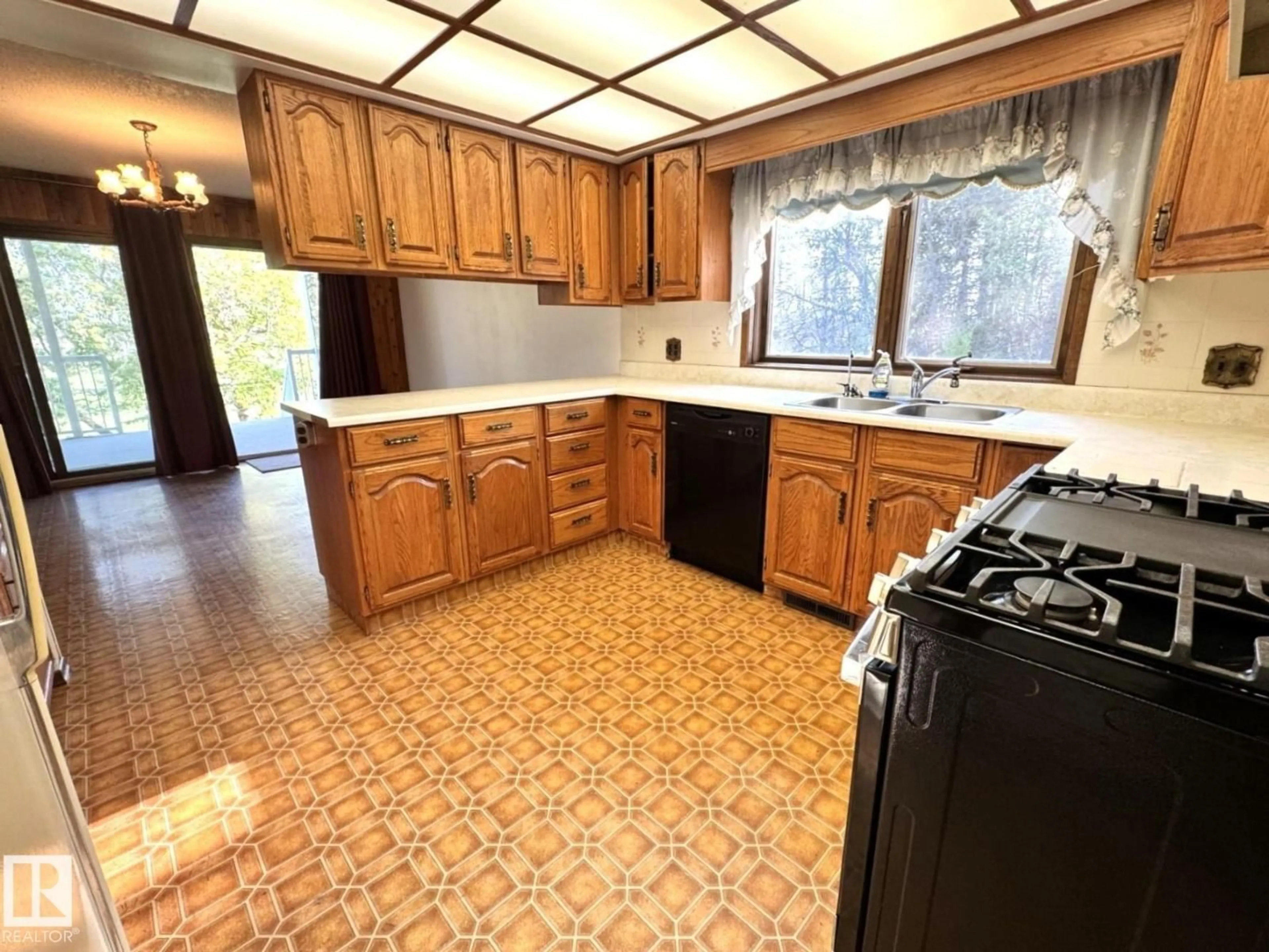 Standard kitchen, ceramic/tile floor for 53306 RRD 75 A, Rural Yellowhead Alberta T0E0T0