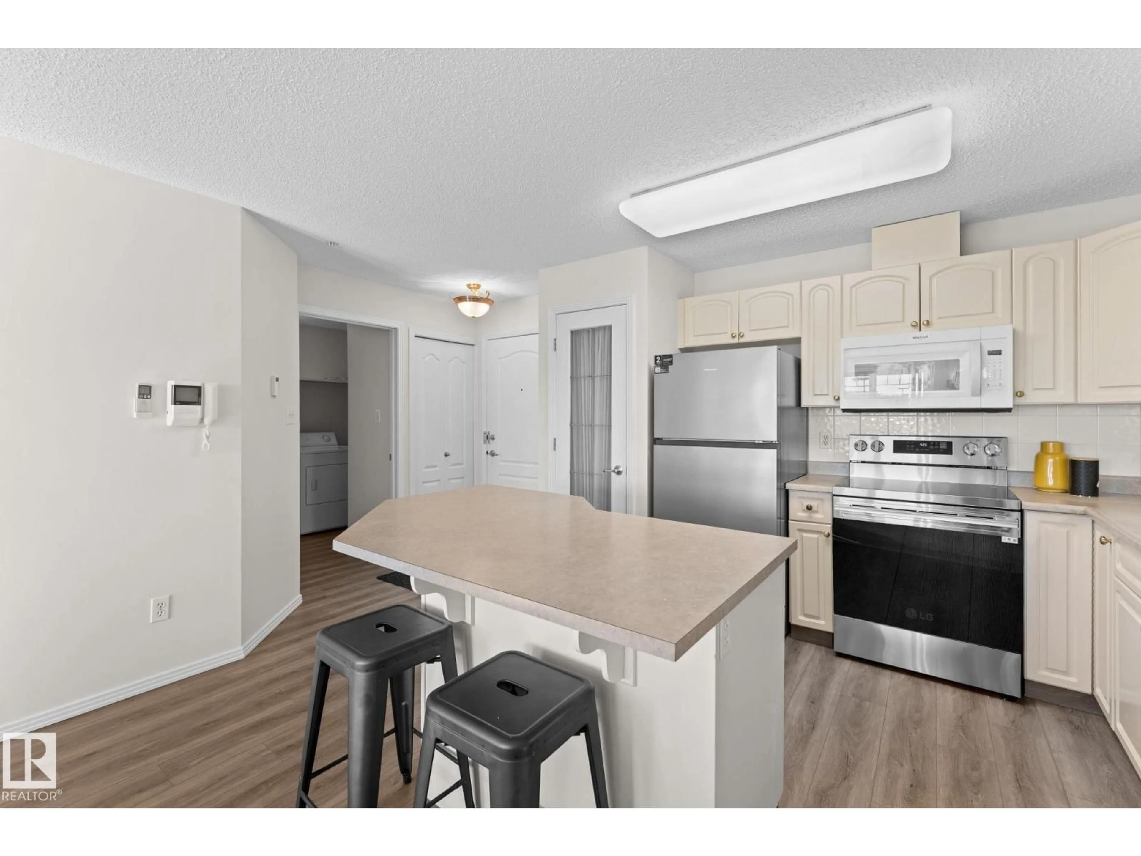 Standard kitchen, unknown for 207 - 2420 108 ST, Edmonton Alberta T6J7J3
