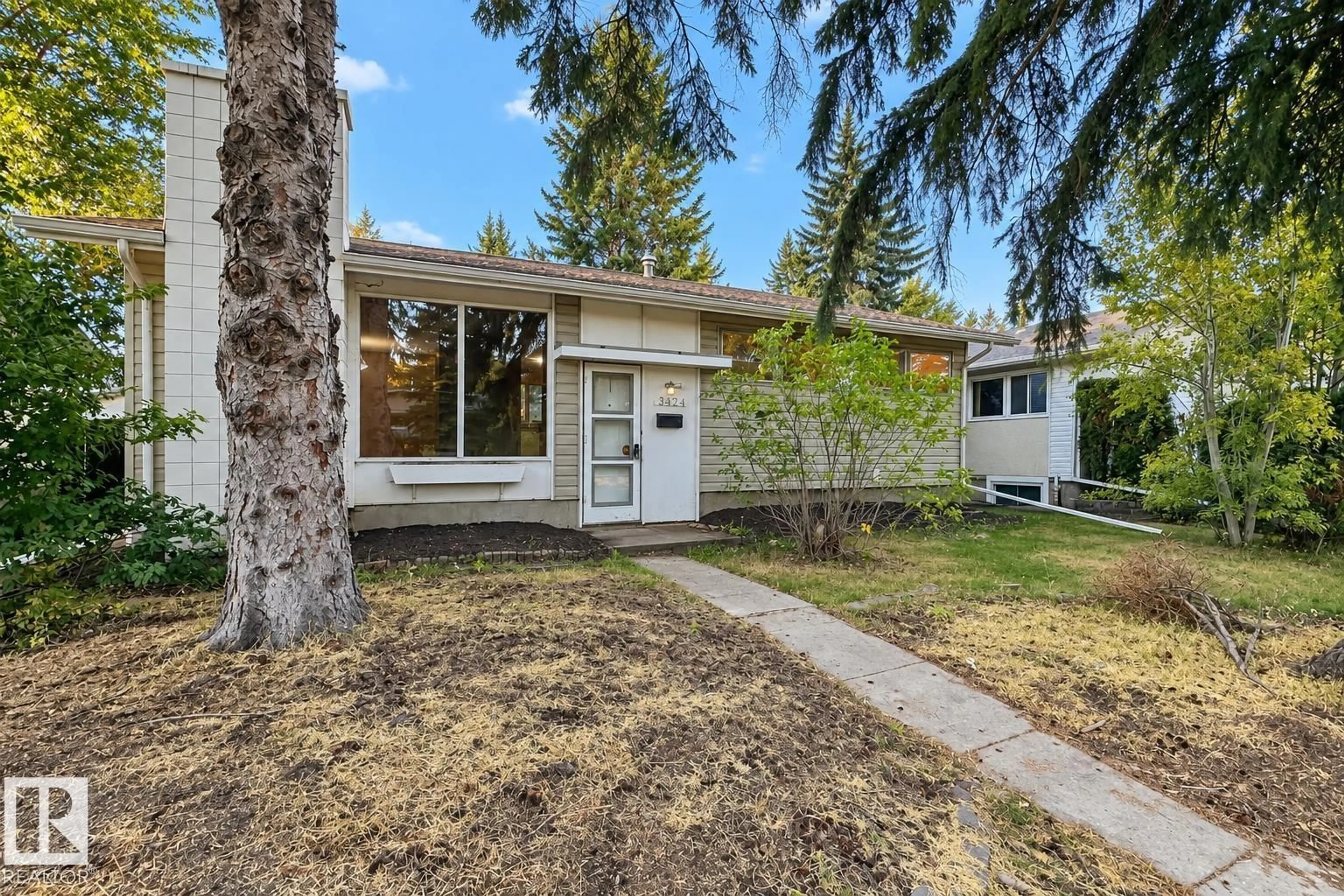 Home with vinyl exterior material, street for 12204 40 AV, Edmonton Alberta T6J0S5