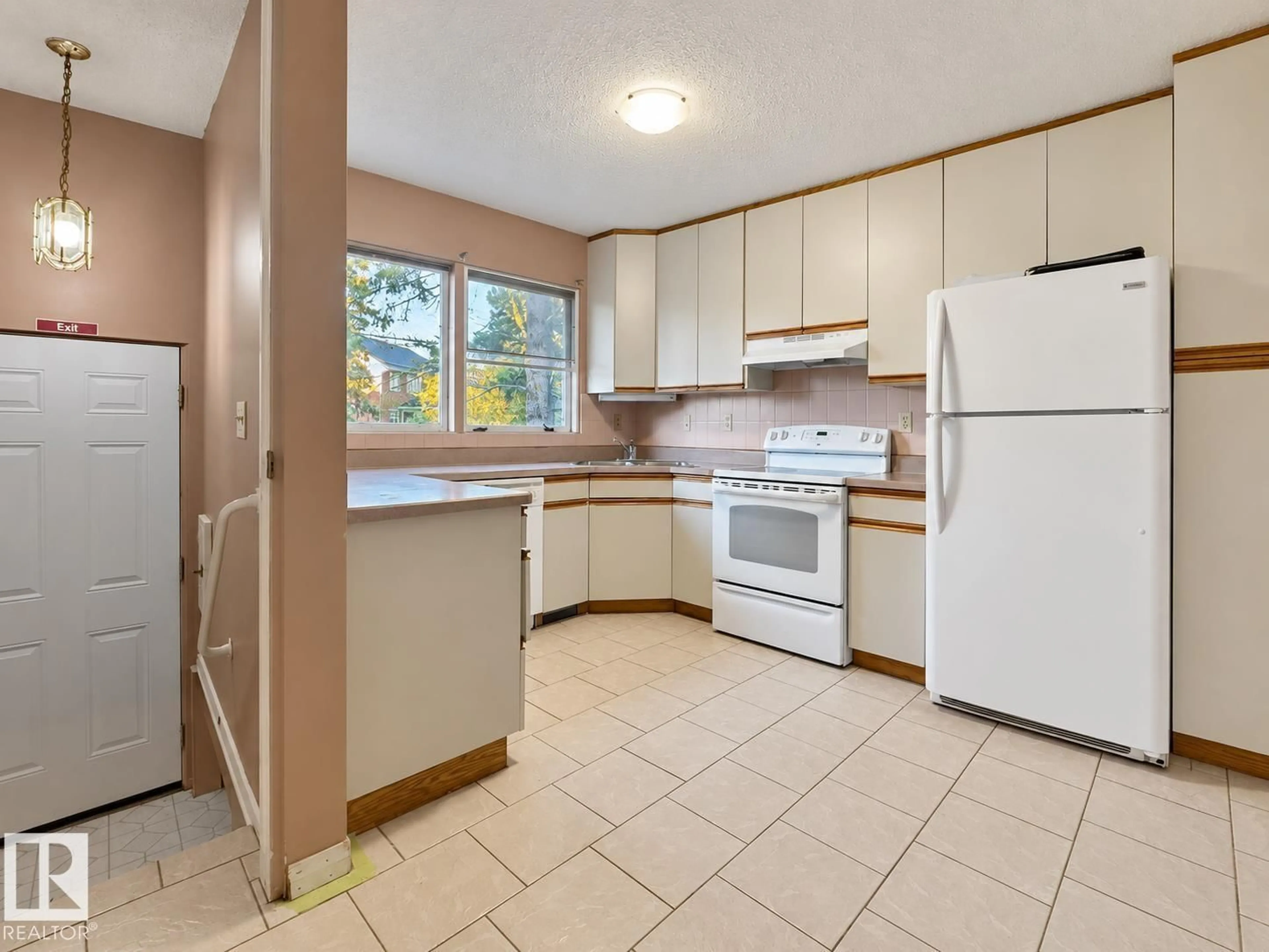 Standard kitchen, ceramic/tile floor for 12204 40 AV, Edmonton Alberta T6J0S5