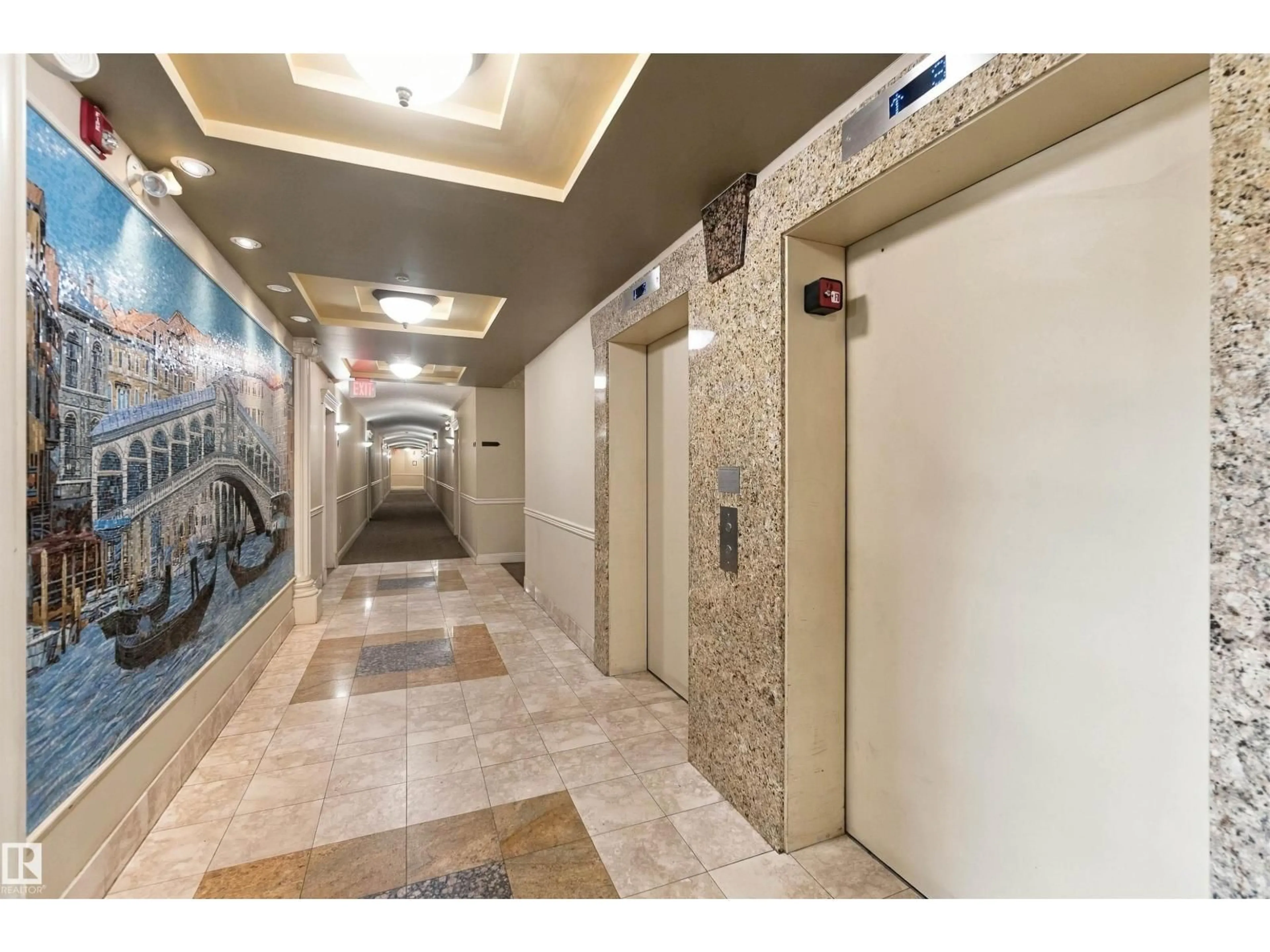 Indoor foyer for 421 10333 112 ST NW, Edmonton Alberta T5K0B4