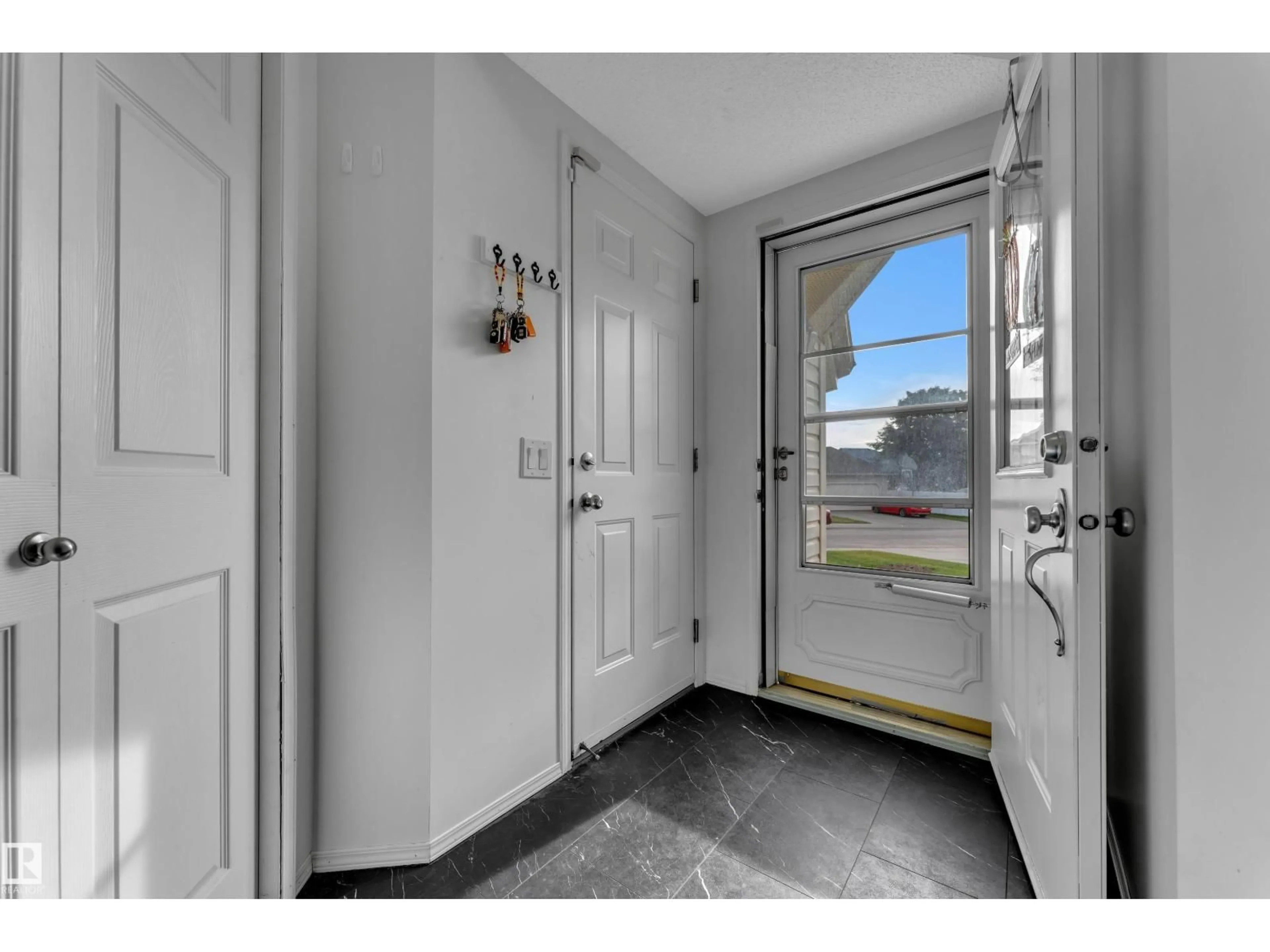 Indoor entryway for 1233 ORMSBY LN, Edmonton Alberta T5T6R2