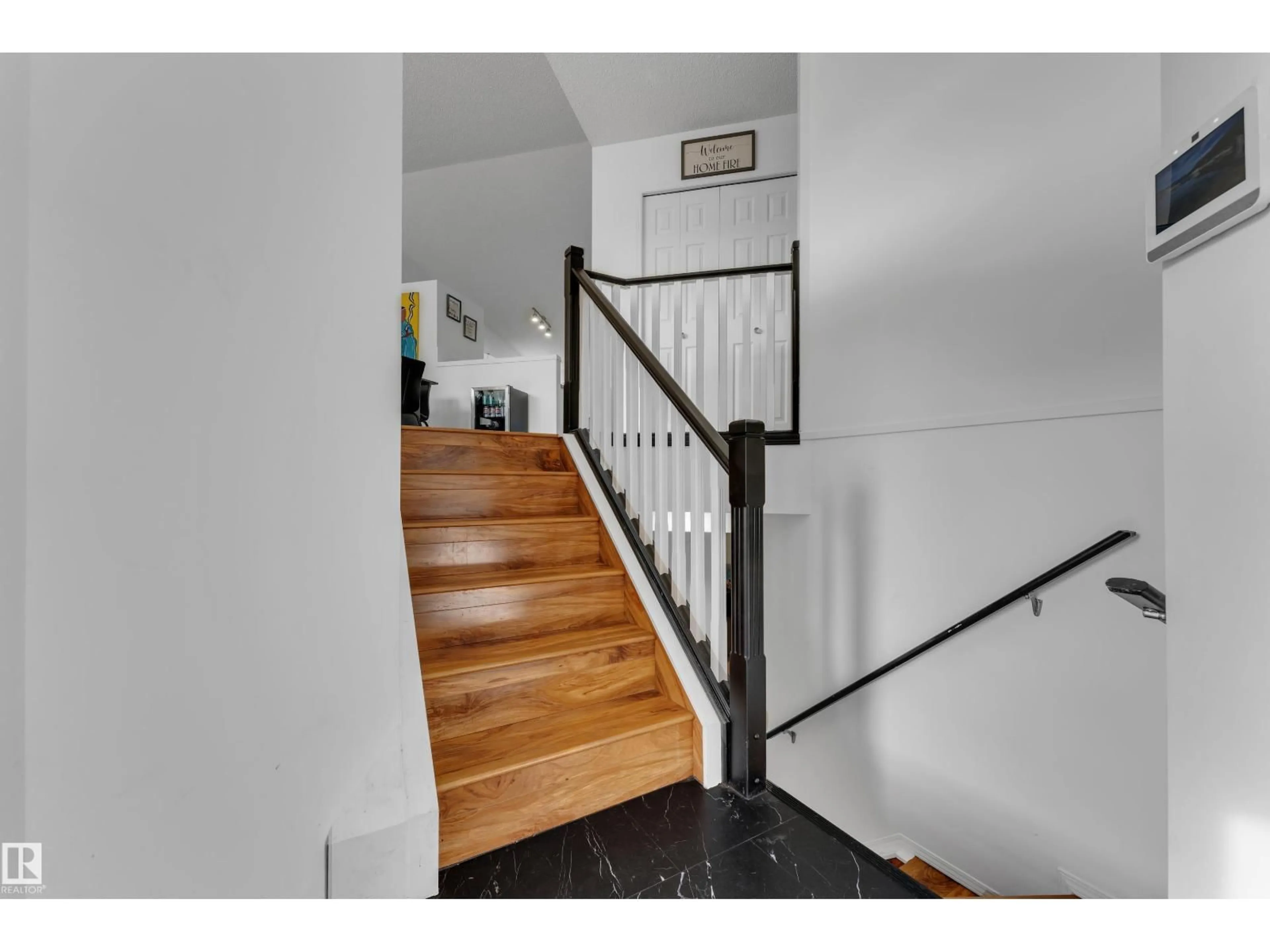 Unknown for 1233 ORMSBY LN, Edmonton Alberta T5T6R2