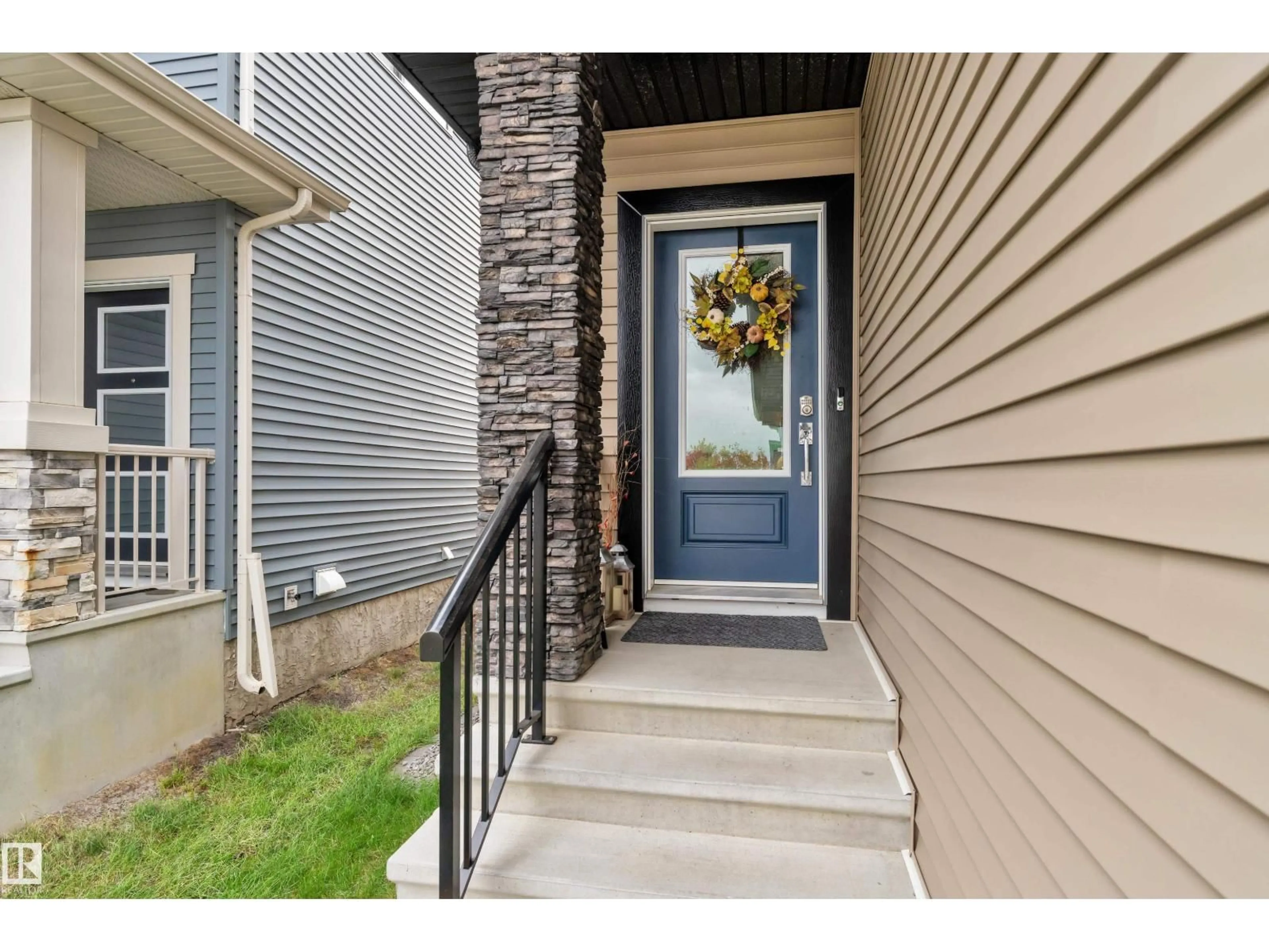 Indoor entryway for 4107 5 AV, Edmonton Alberta T6X2L7