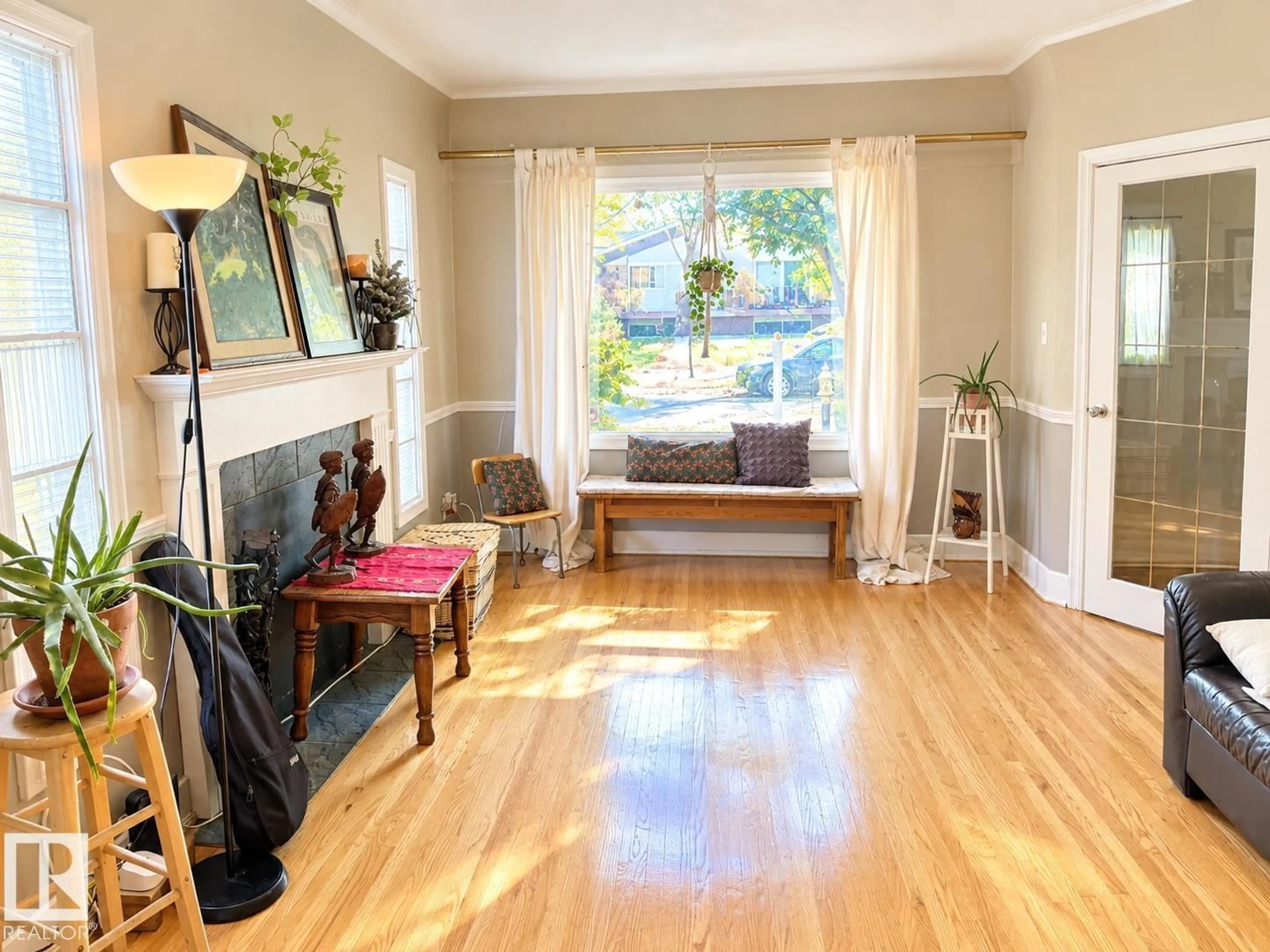 Living room with furniture, wood/laminate floor for 8907 83 AV NW, Edmonton Alberta T6C1B4