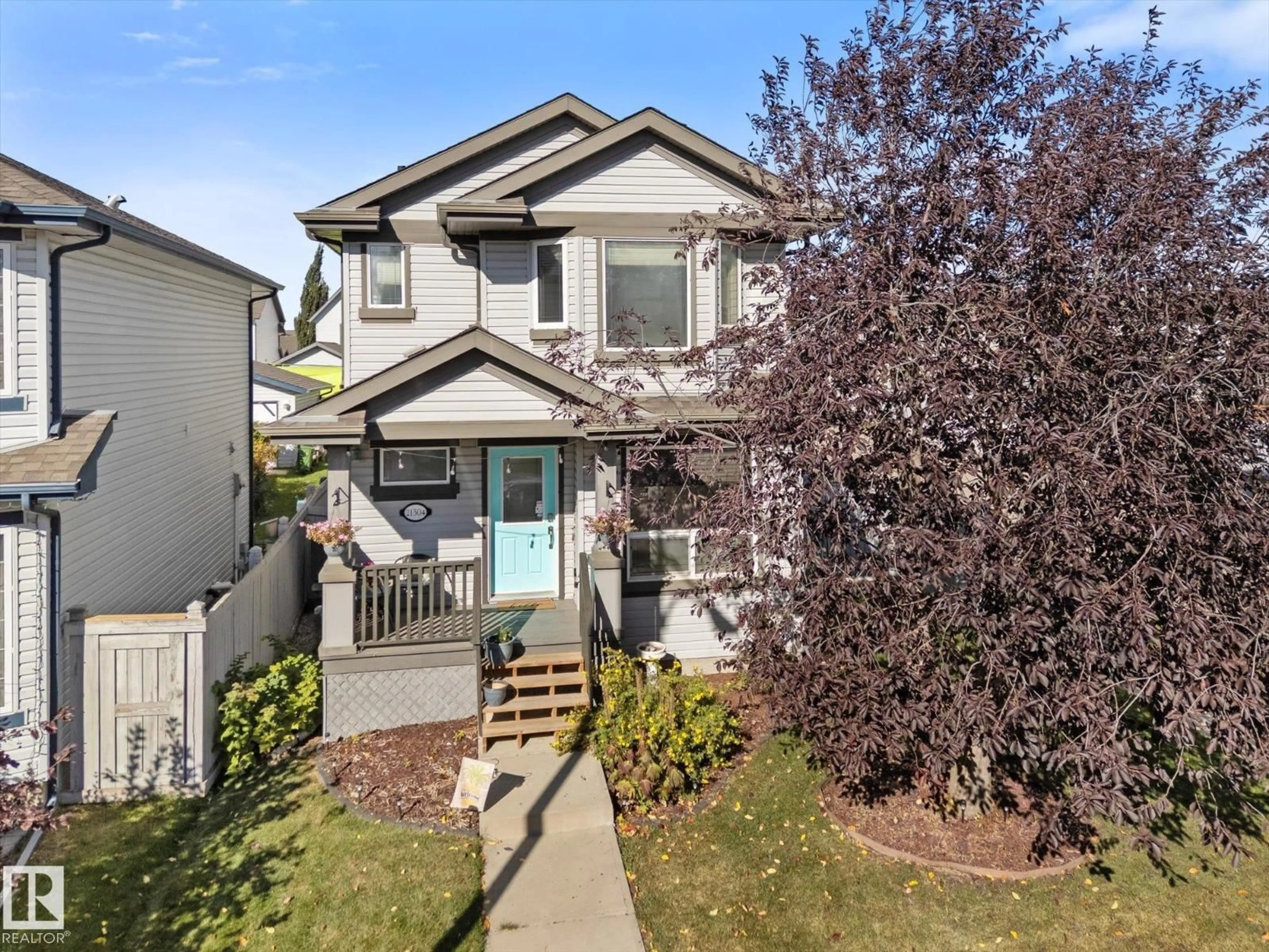 Home with vinyl exterior material, street for NW - 21304 59 AV, Edmonton Alberta T6M0H5