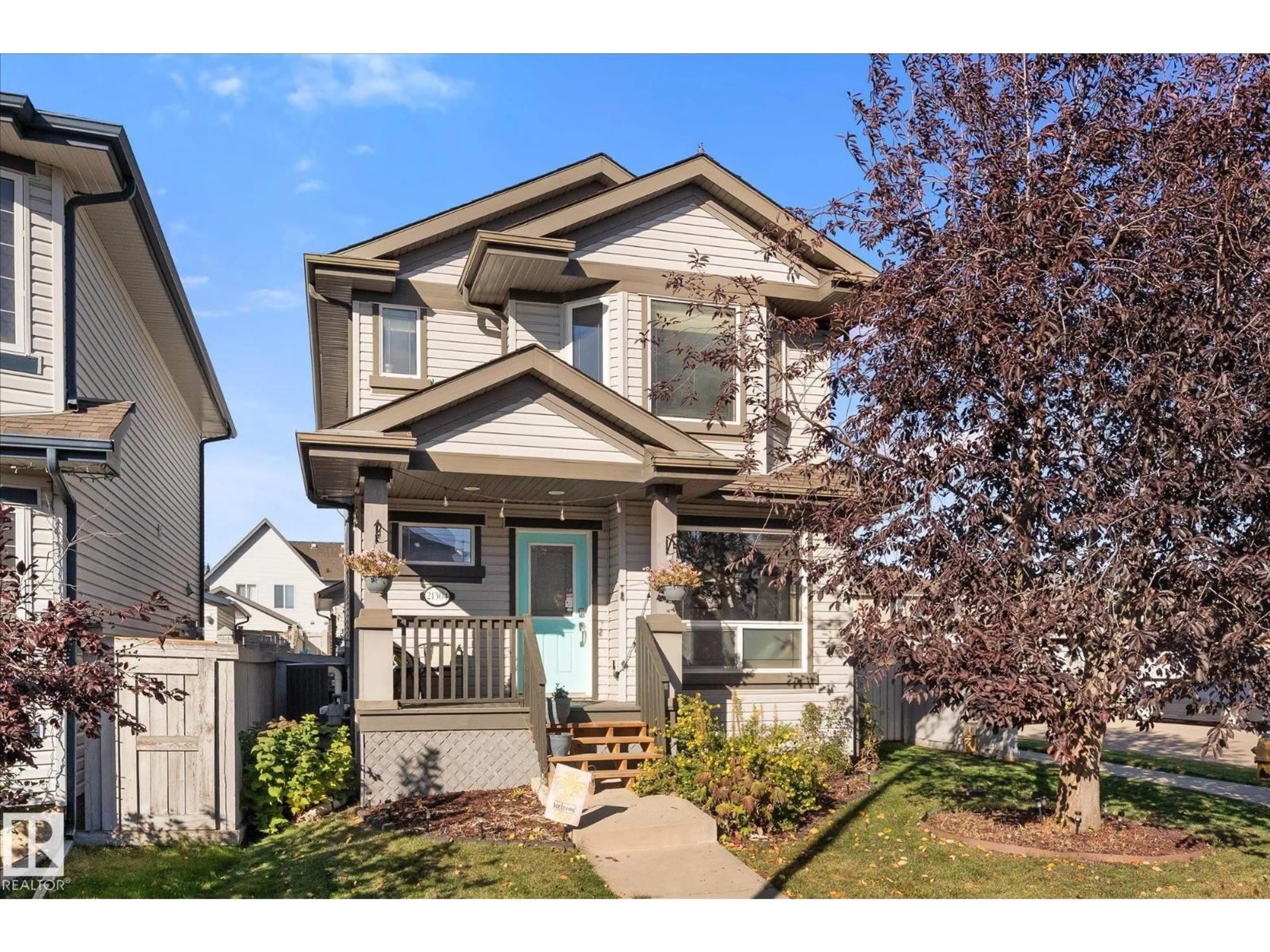 Home with vinyl exterior material, street for NW - 21304 59 AV, Edmonton Alberta T6M0H5