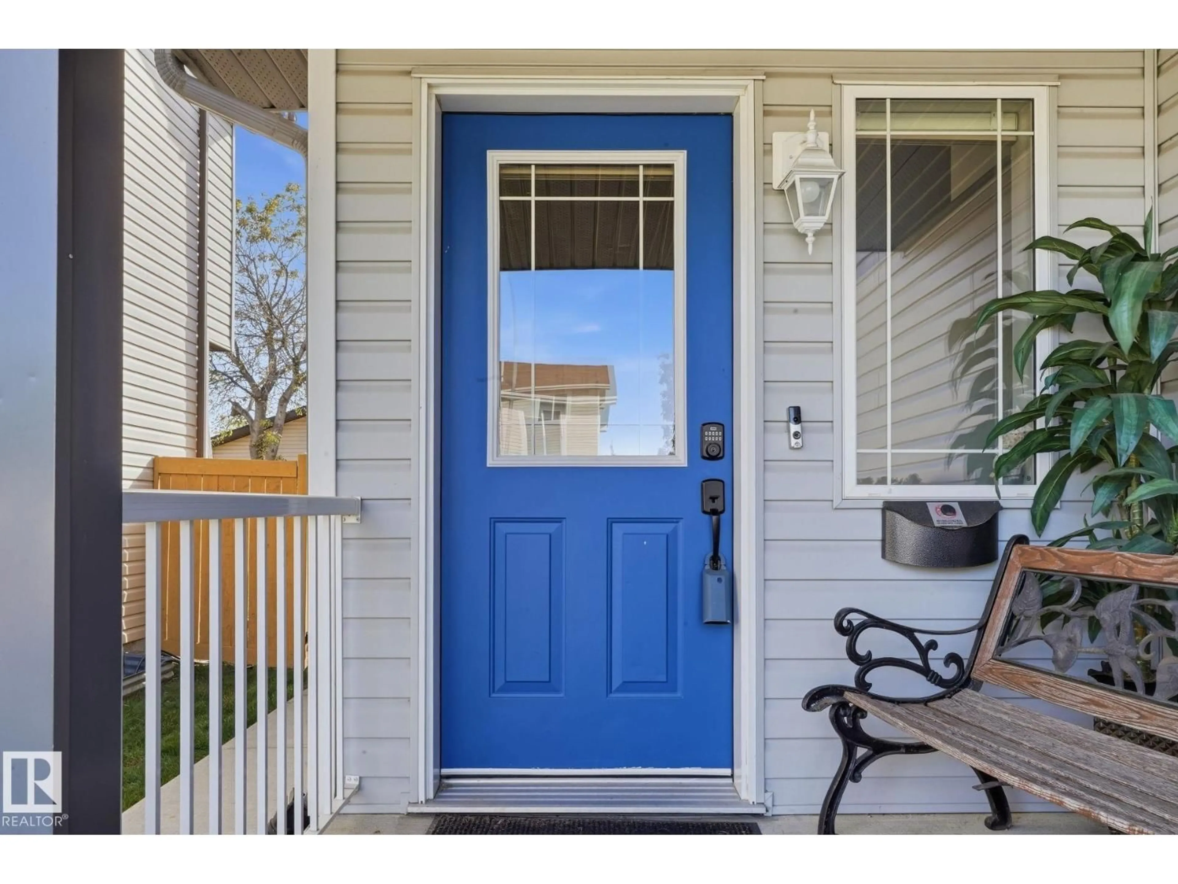 Indoor entryway for 8911 173 AV NW, Edmonton Alberta T5Z3W5