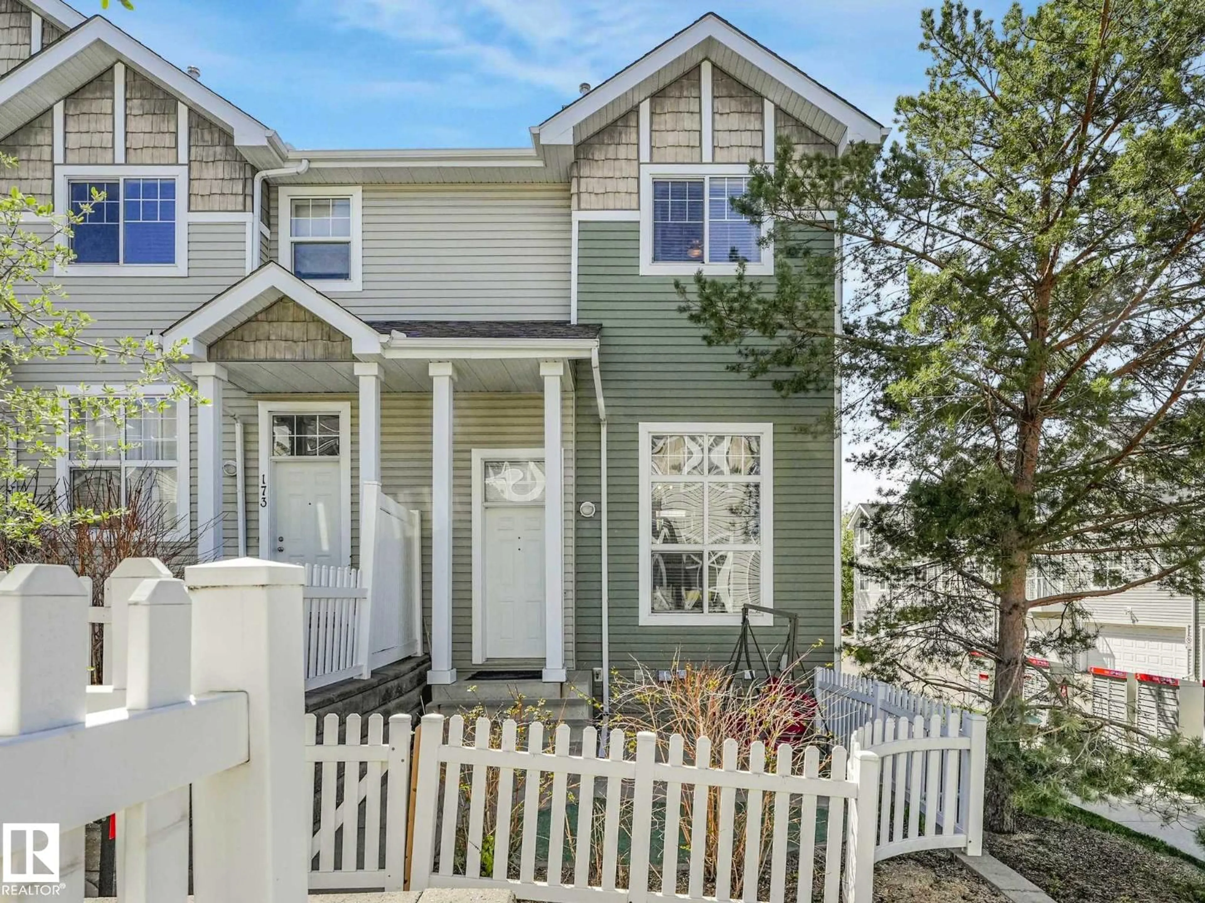 Home with vinyl exterior material, street for 5604 199 ST, Edmonton Alberta T6M2Z9