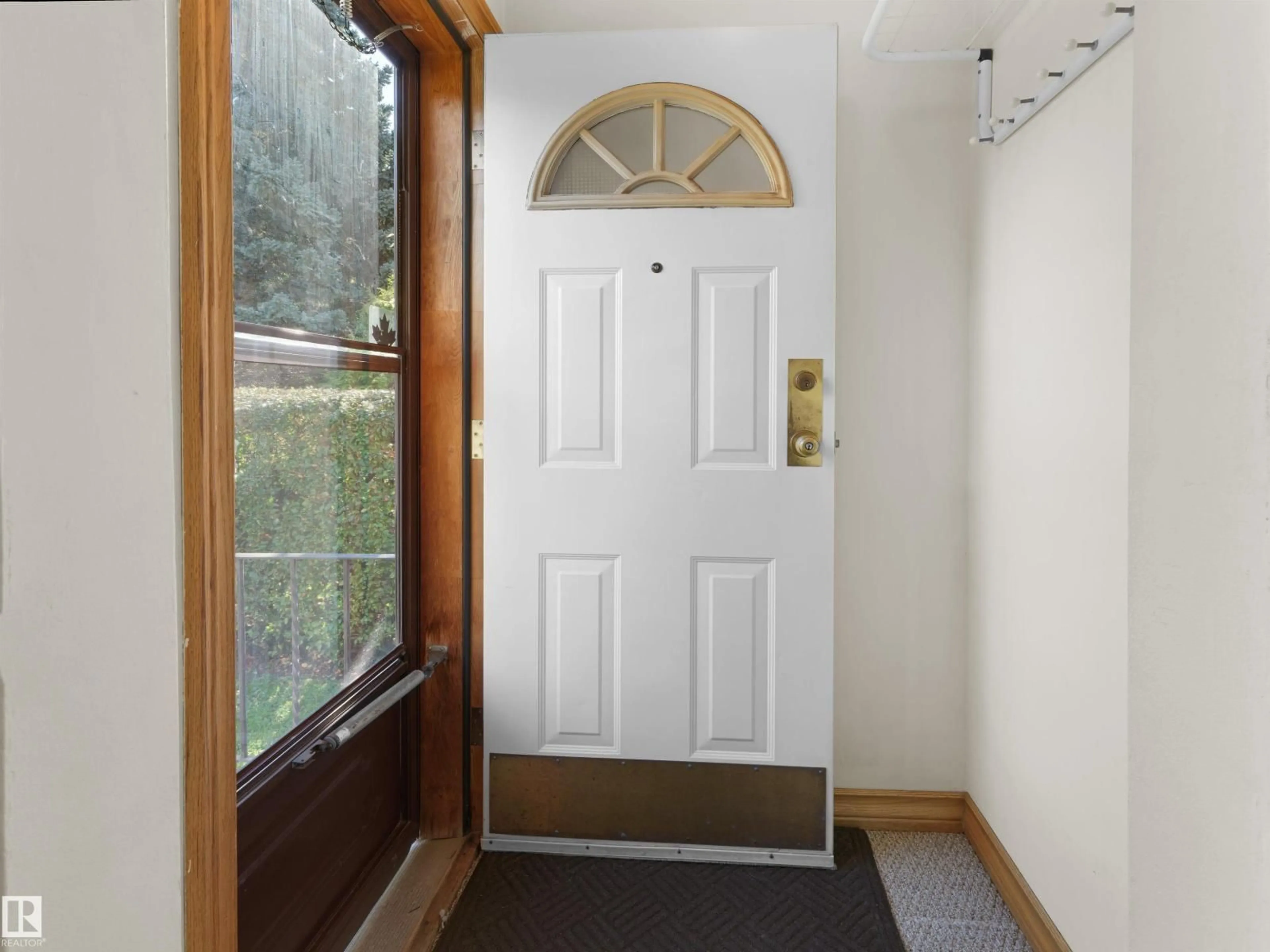 Indoor entryway for 6810 110 ST, Edmonton Alberta T6H3E7