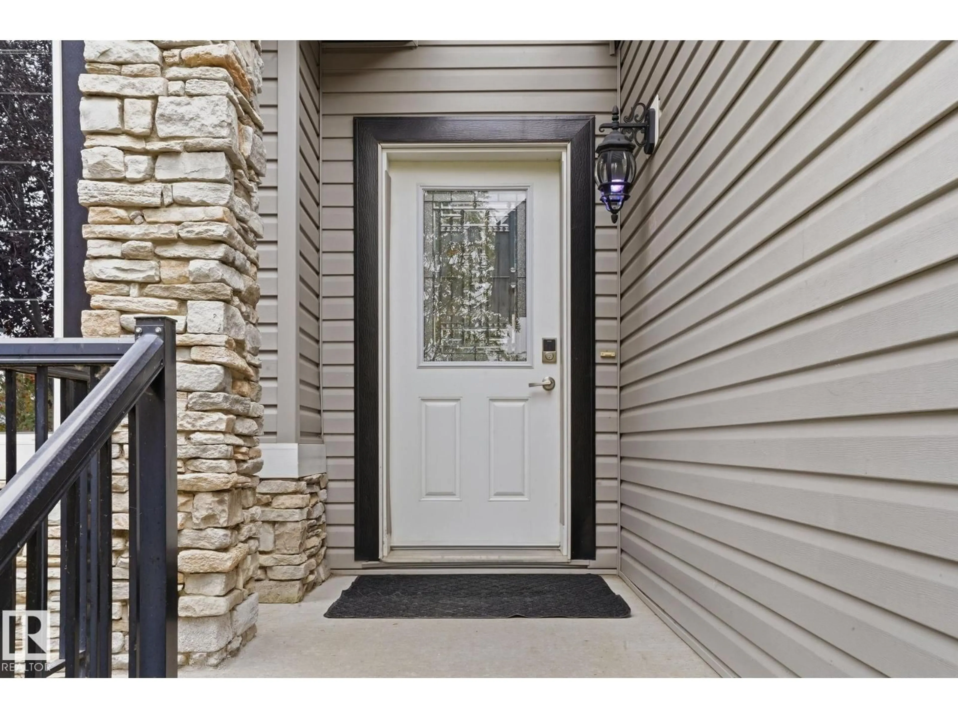 Indoor entryway for 1209 CUNNINGHAM DR, Edmonton Alberta T6W0R5