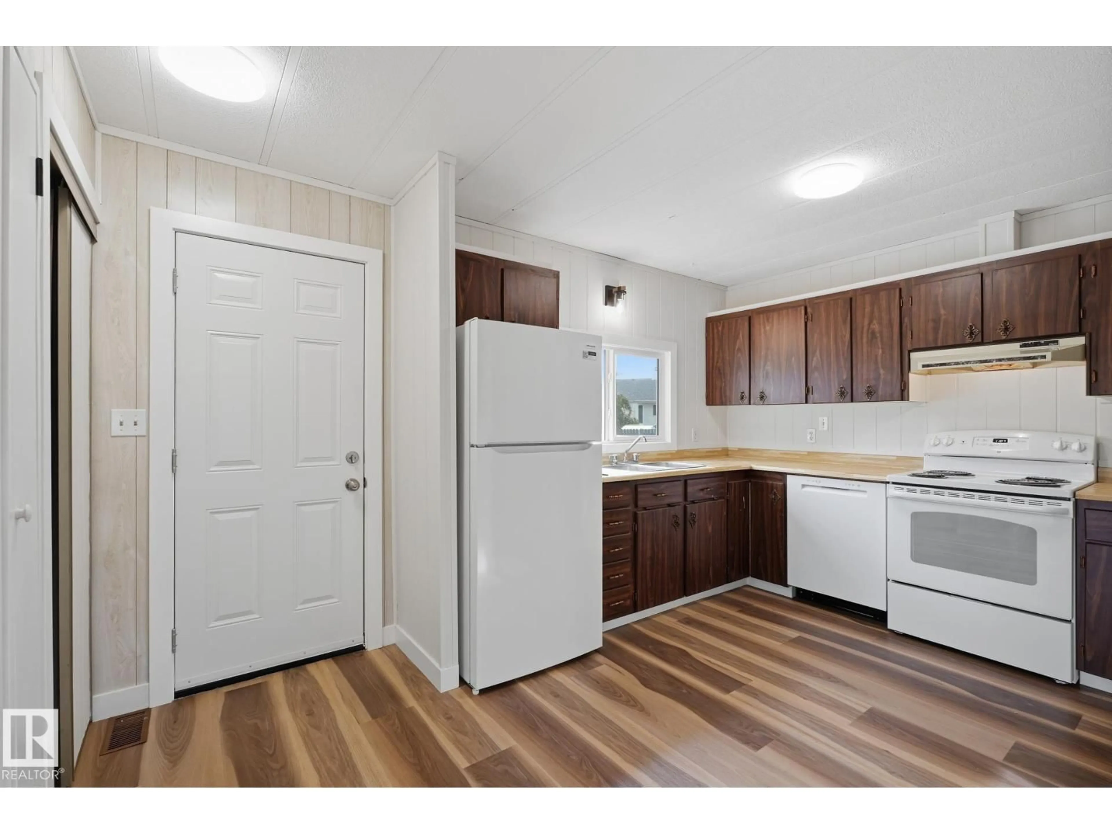 Standard kitchen, unknown for 119 PARKLAND ACRES, Lacombe Alberta T4L1S8