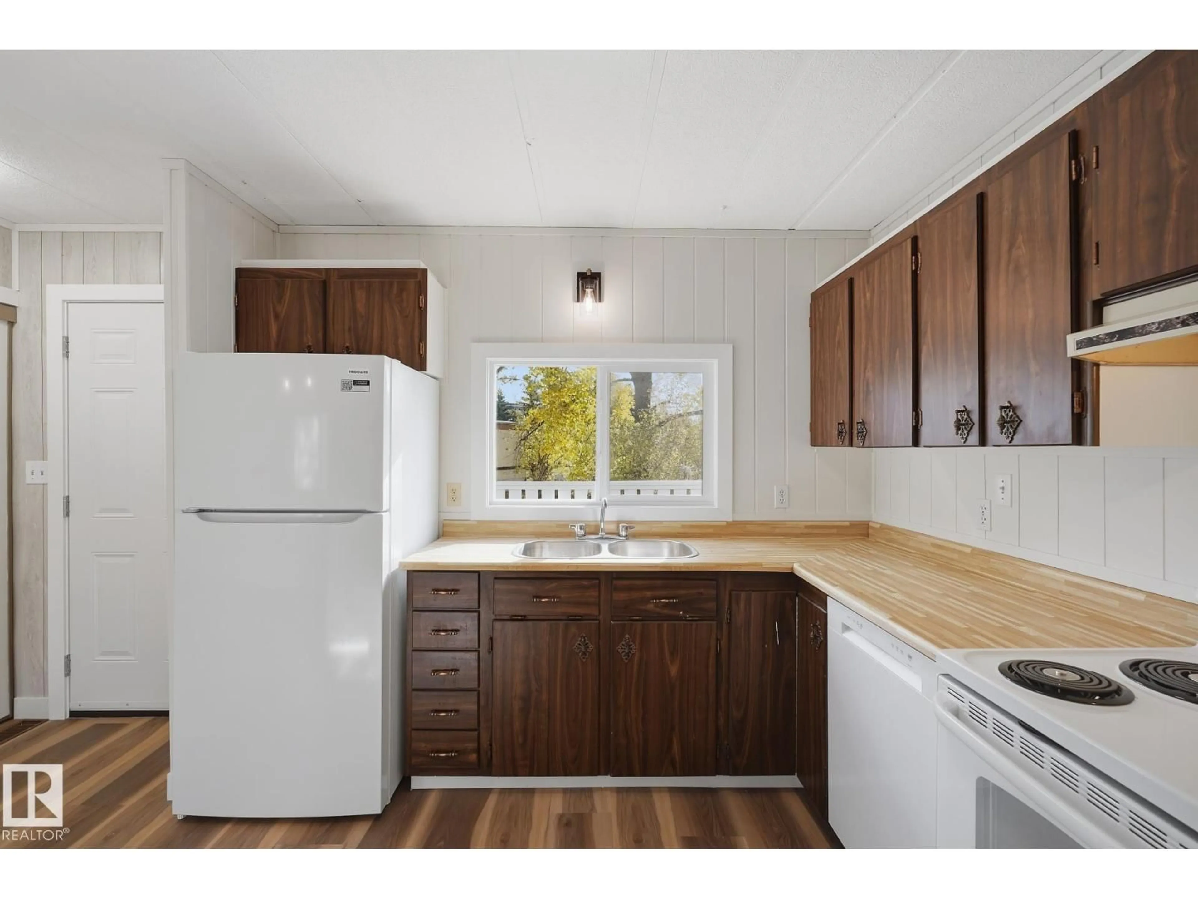 Standard kitchen, wood/laminate floor for 119 PARKLAND ACRES, Lacombe Alberta T4L1S8