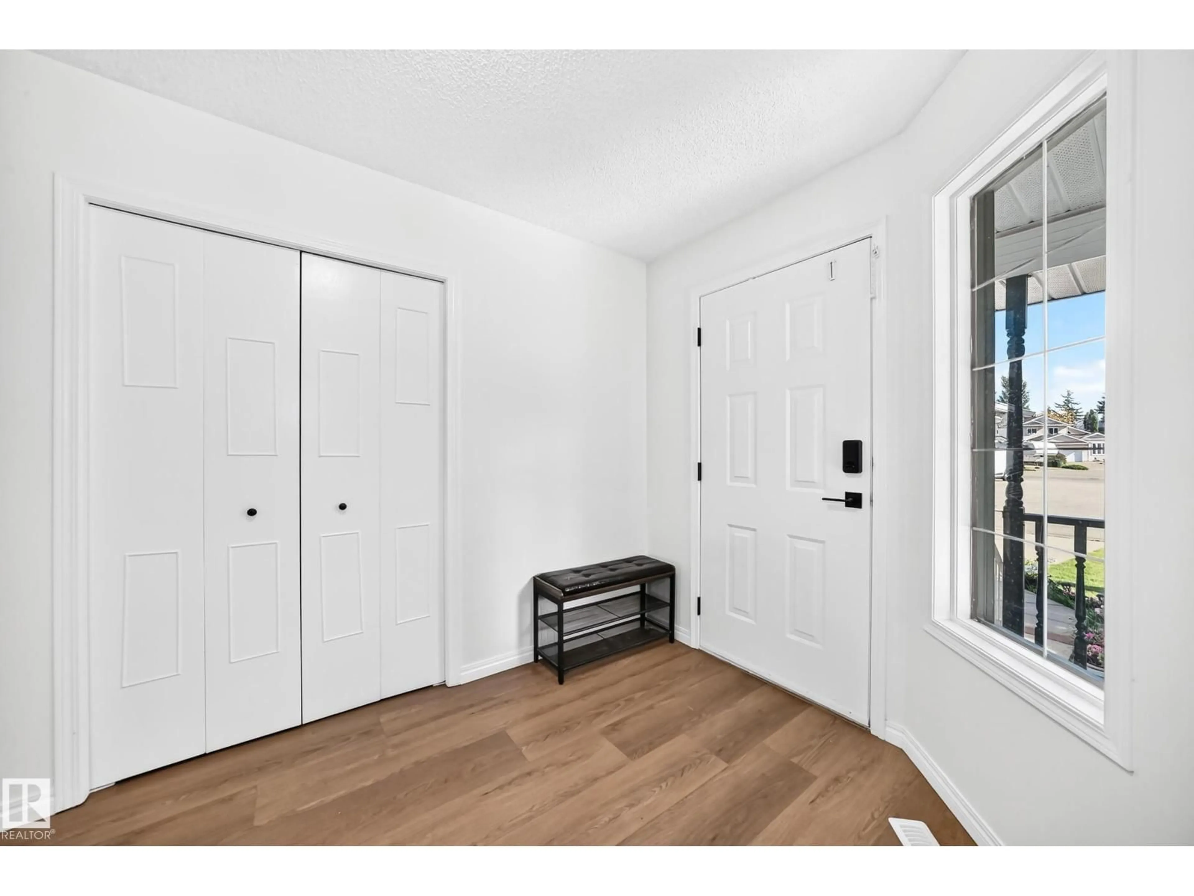 Indoor entryway for 4424 33 ST, Edmonton Alberta T6T1E9