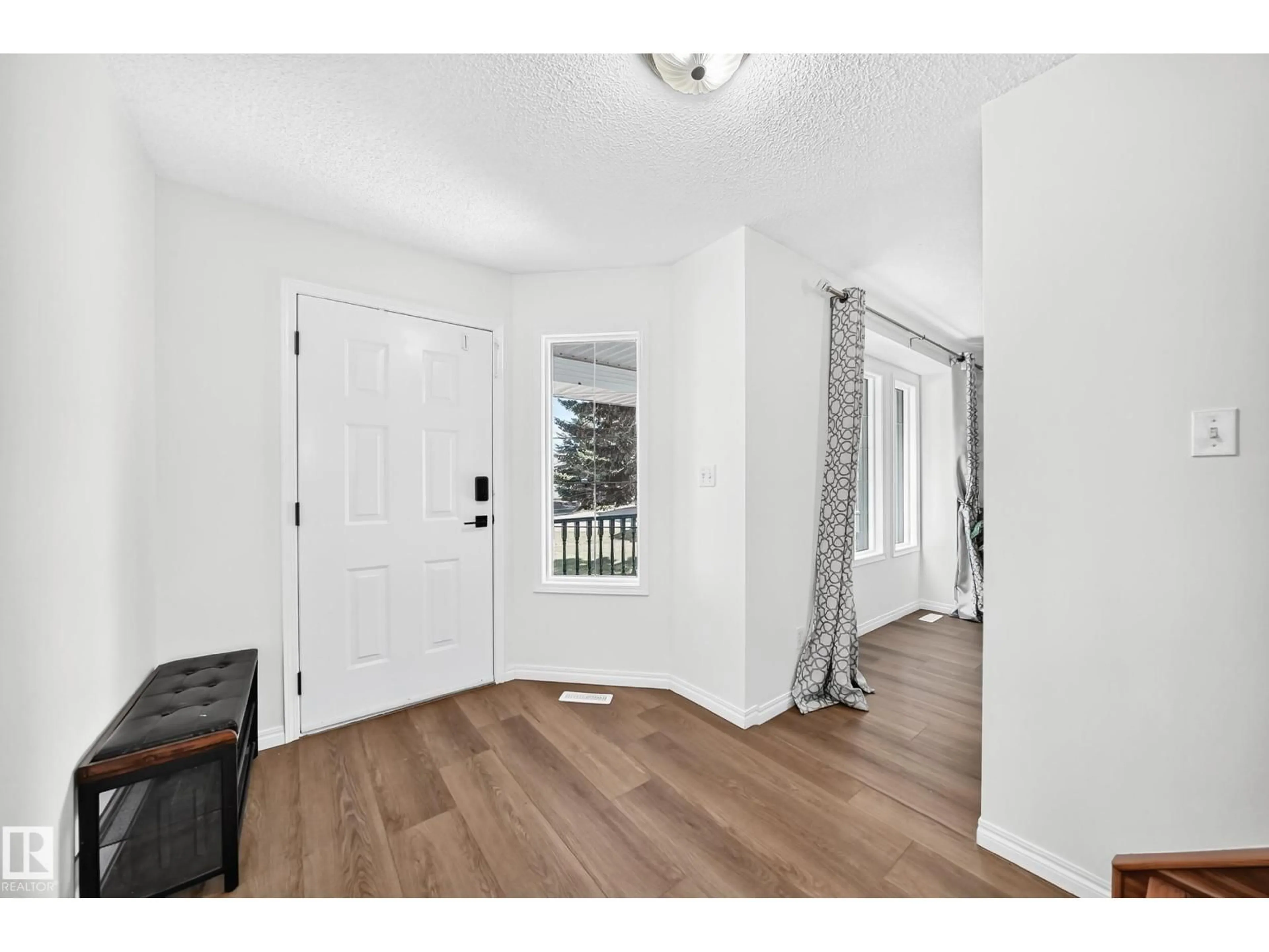 Indoor entryway for 4424 33 ST, Edmonton Alberta T6T1E9