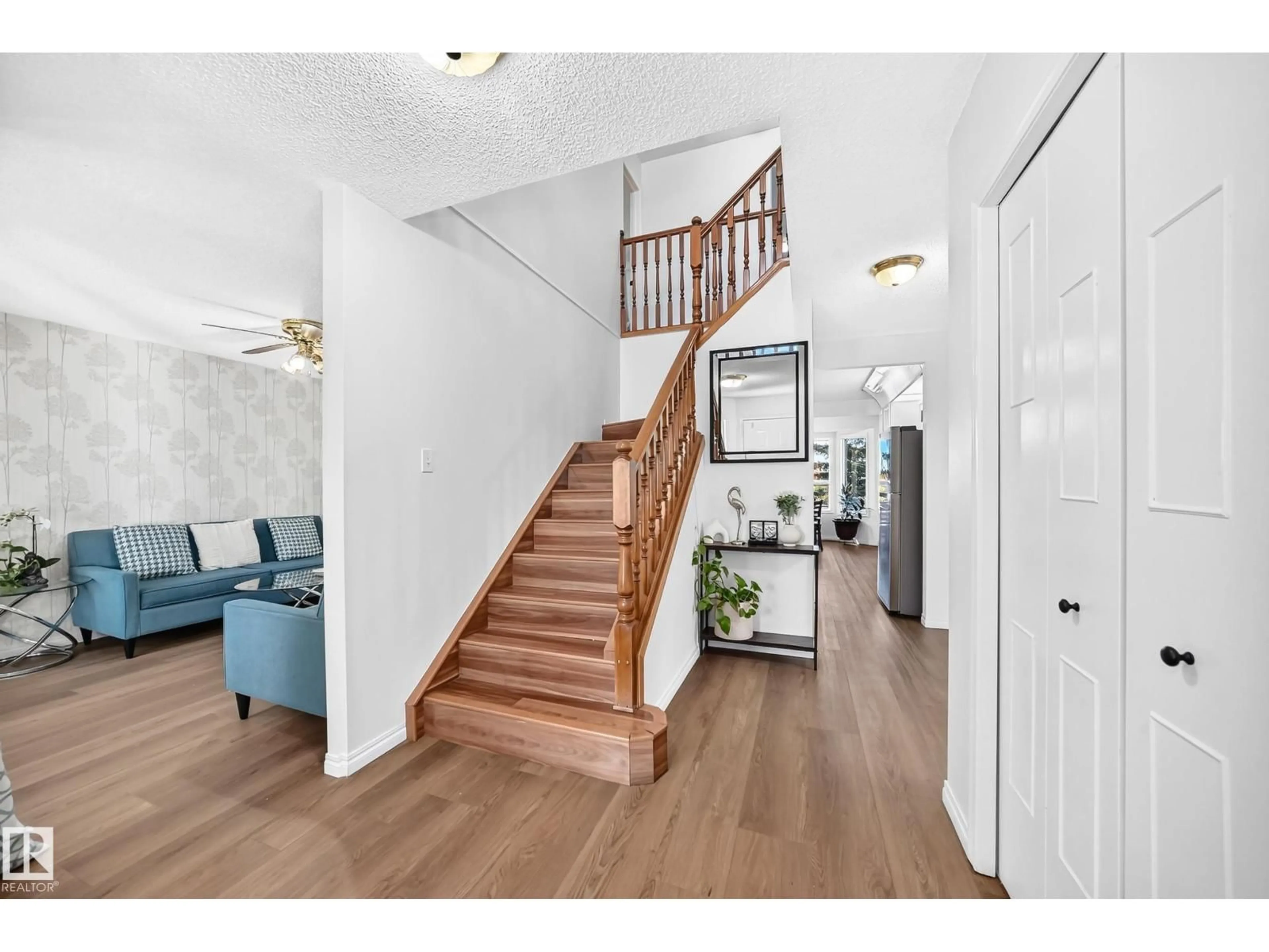 Indoor entryway for 4424 33 ST, Edmonton Alberta T6T1E9