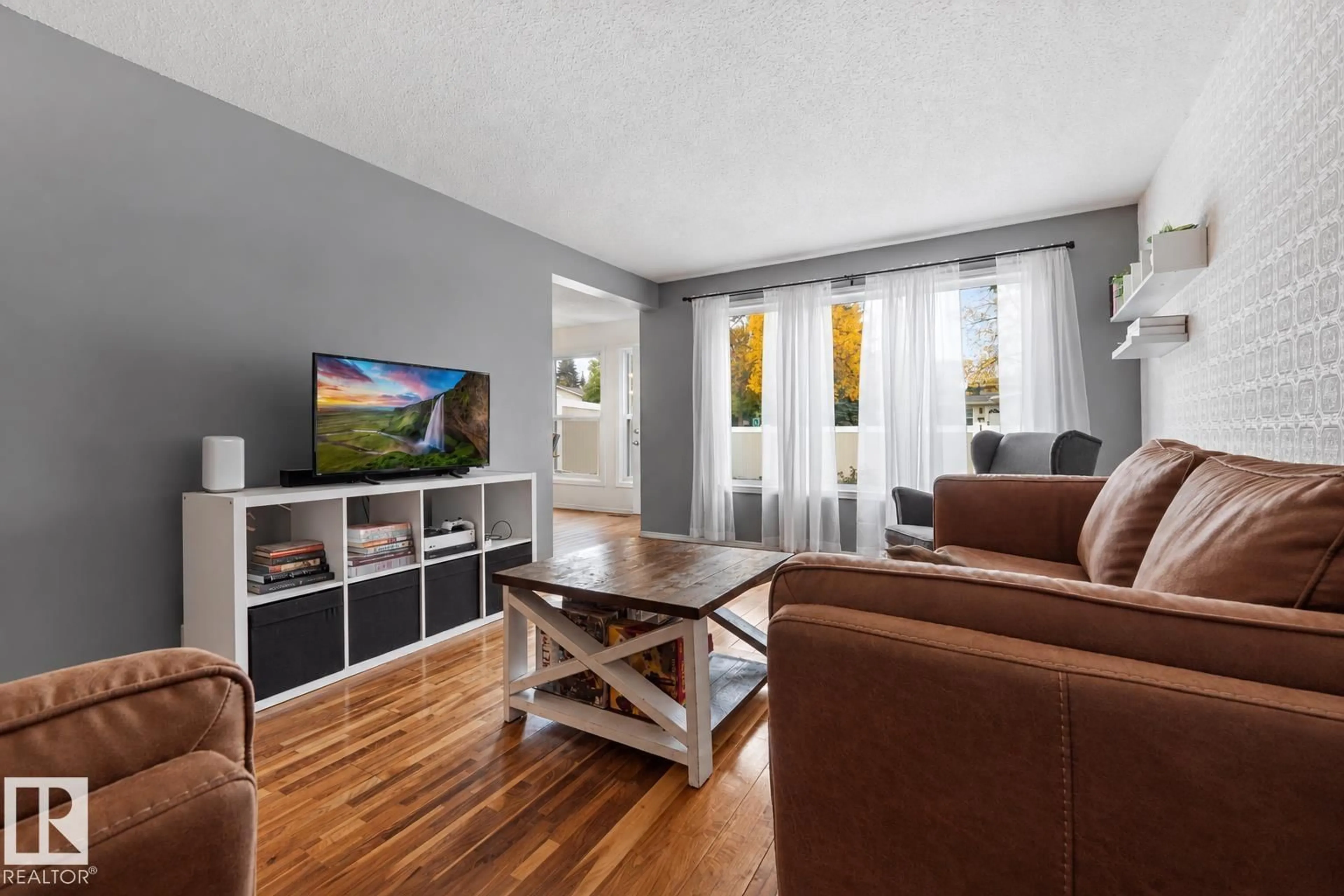 Living room with furniture, wood/laminate floor for 10 GRANDVIEW RG, St. Albert Alberta T8N1T3