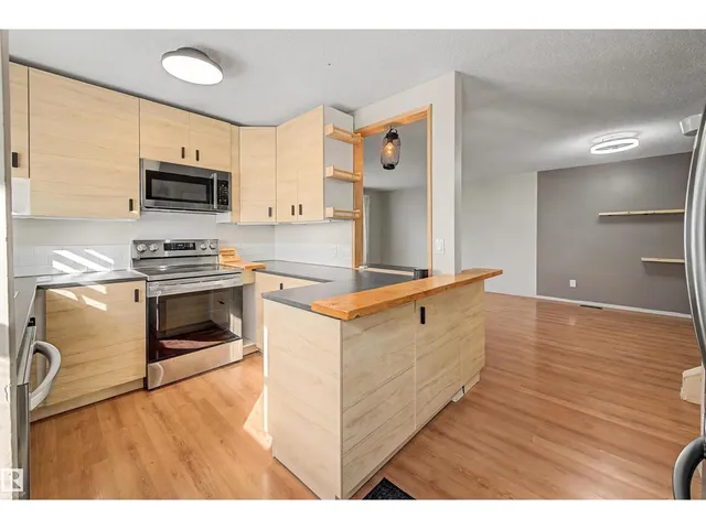 NW - 3211 71 ST, Edmonton 4