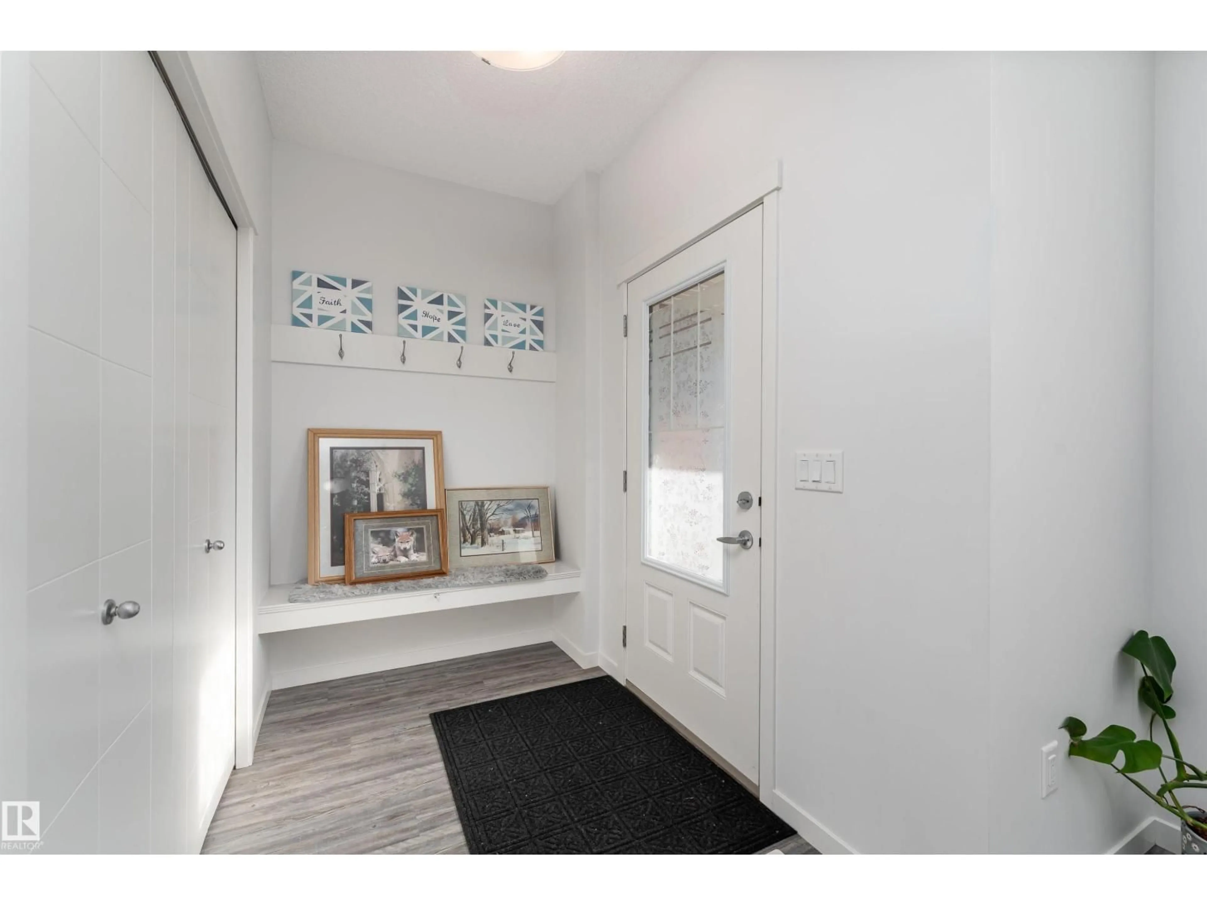 Indoor entryway for 577 EBBERS WY, Edmonton Alberta T5Y3T8