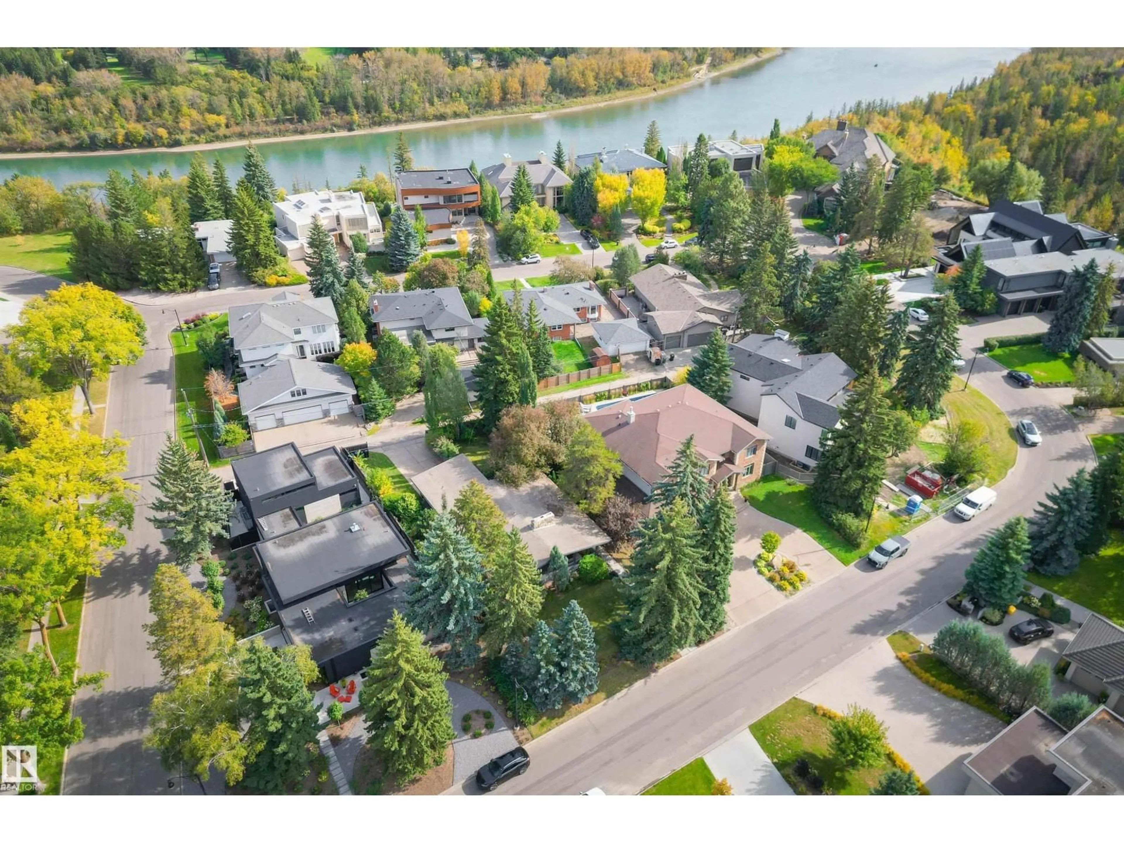 A pic from outside/outdoor area/front of a property/back of a property/a pic from drone, street for 3 RIVERSIDE CR, Edmonton Alberta T5N3M4