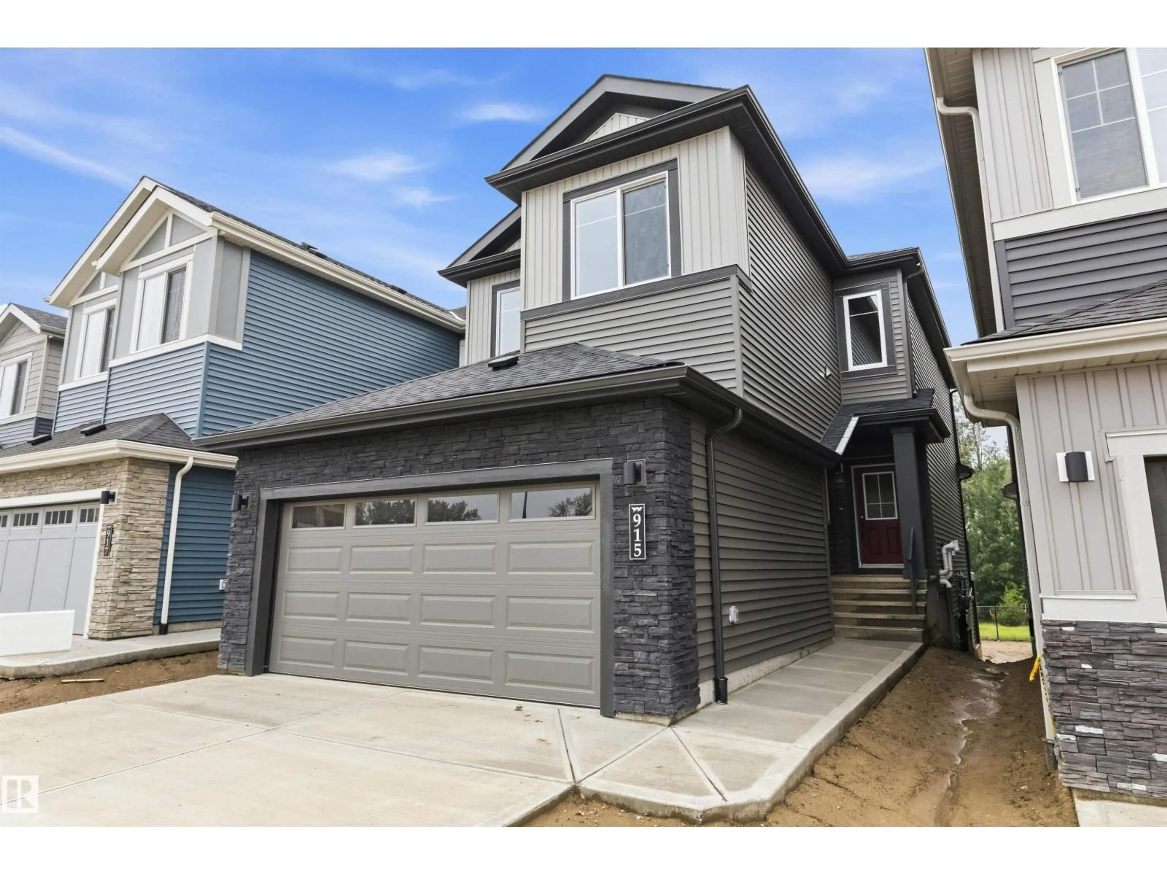 Home with vinyl exterior material, street for 915 ELDERBERRY LD, Edmonton Alberta T6M3K3