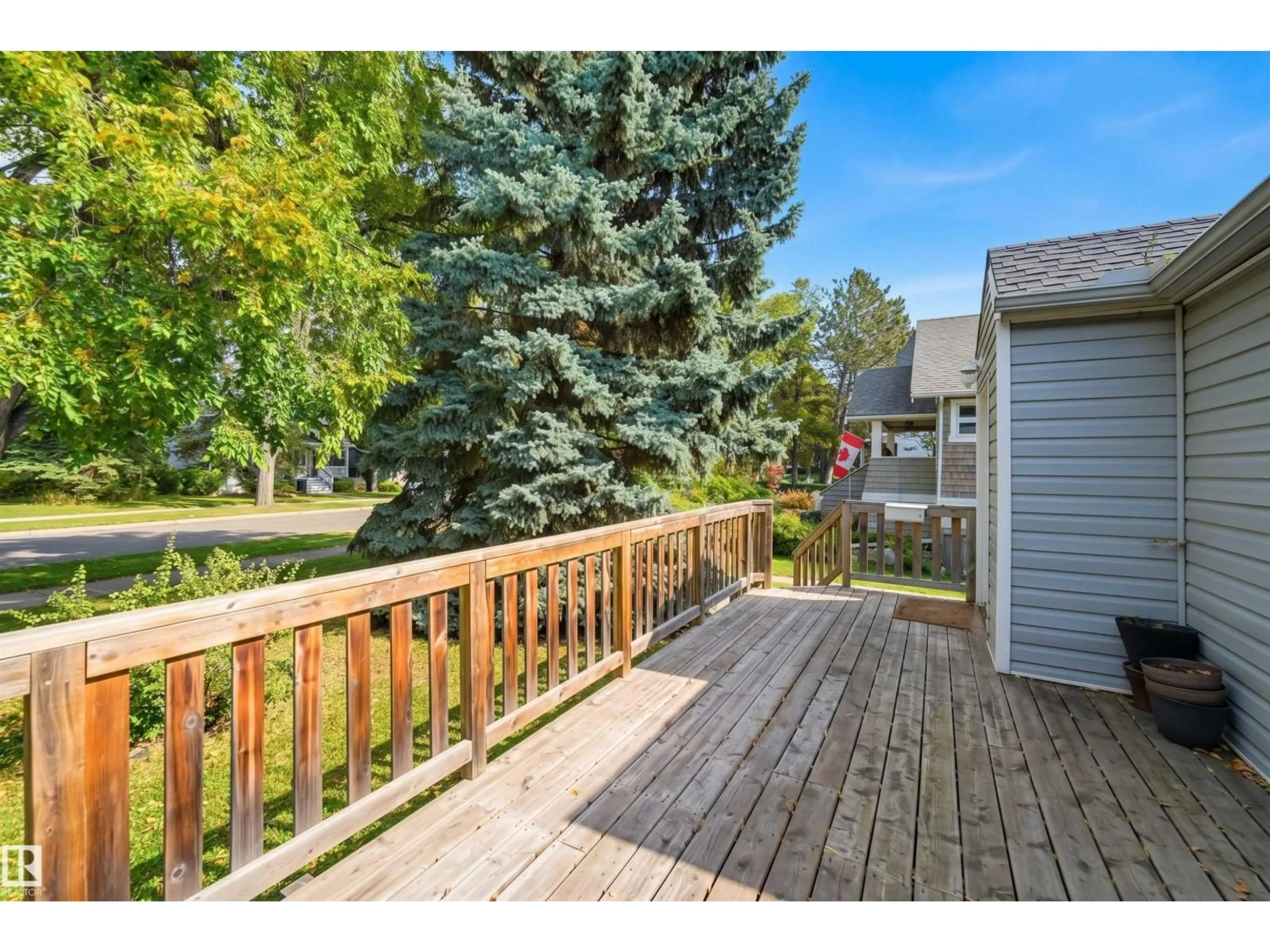 Patio, unknown for 14019 106 AV, Edmonton Alberta T5N1B3