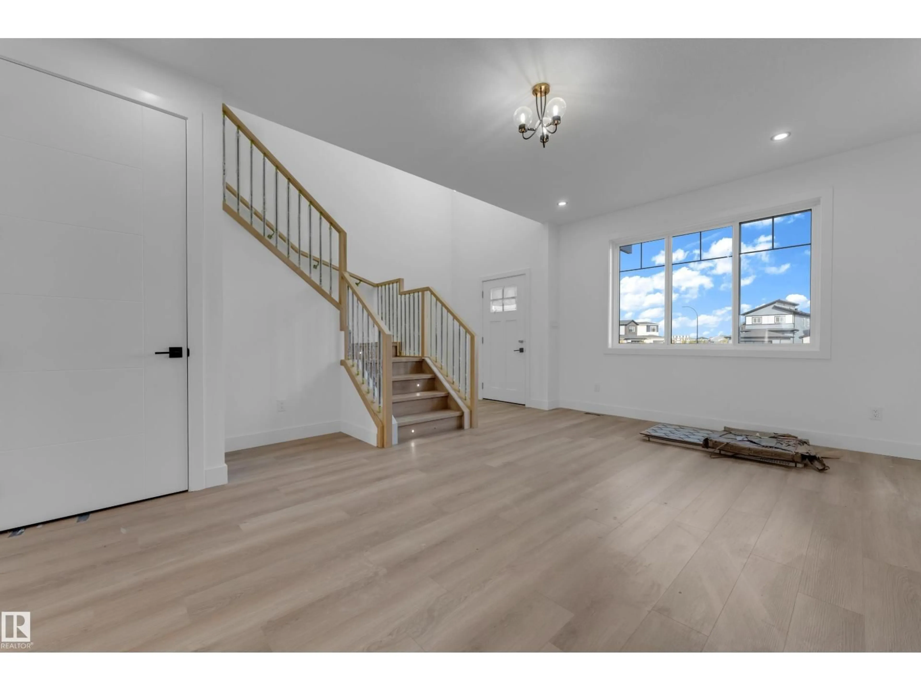 Indoor entryway for 512 ROBINSON BV, Leduc Alberta T9E1P8
