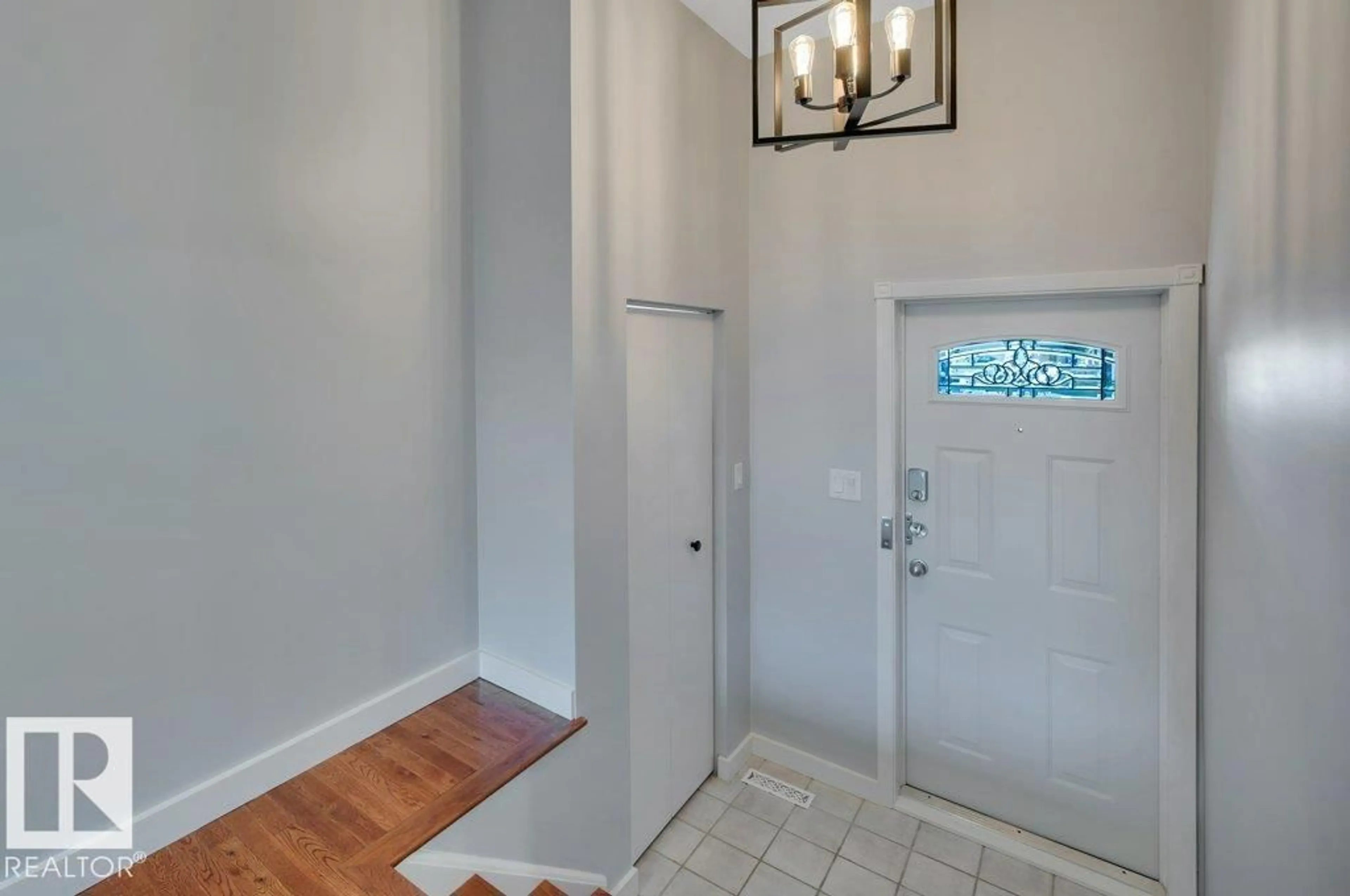 Indoor entryway for 895 LEE RIDGE RD, Edmonton Alberta T6K0R1