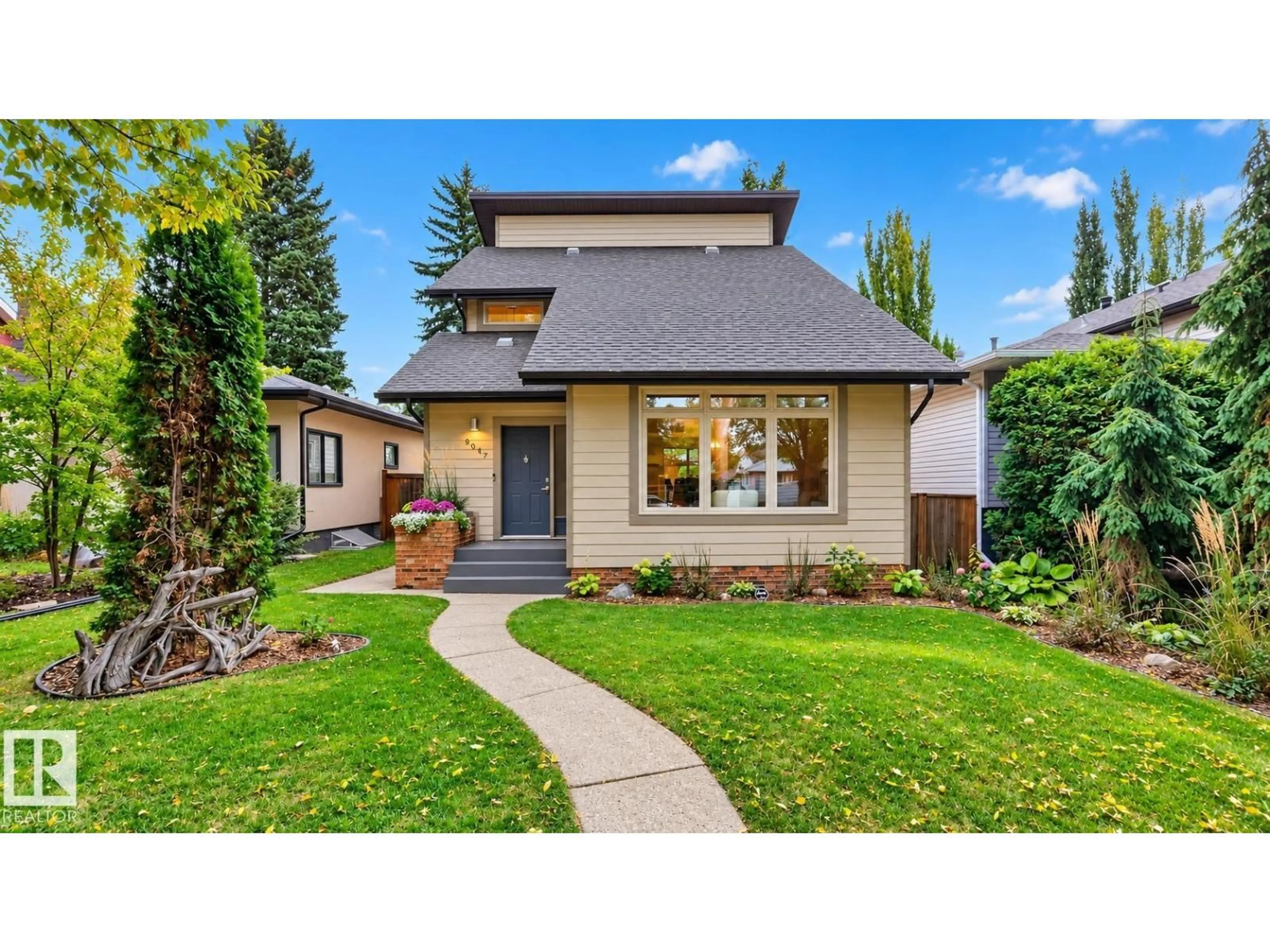 Home with vinyl exterior material, street for 9047 94 ST, Edmonton Alberta T6C3V3