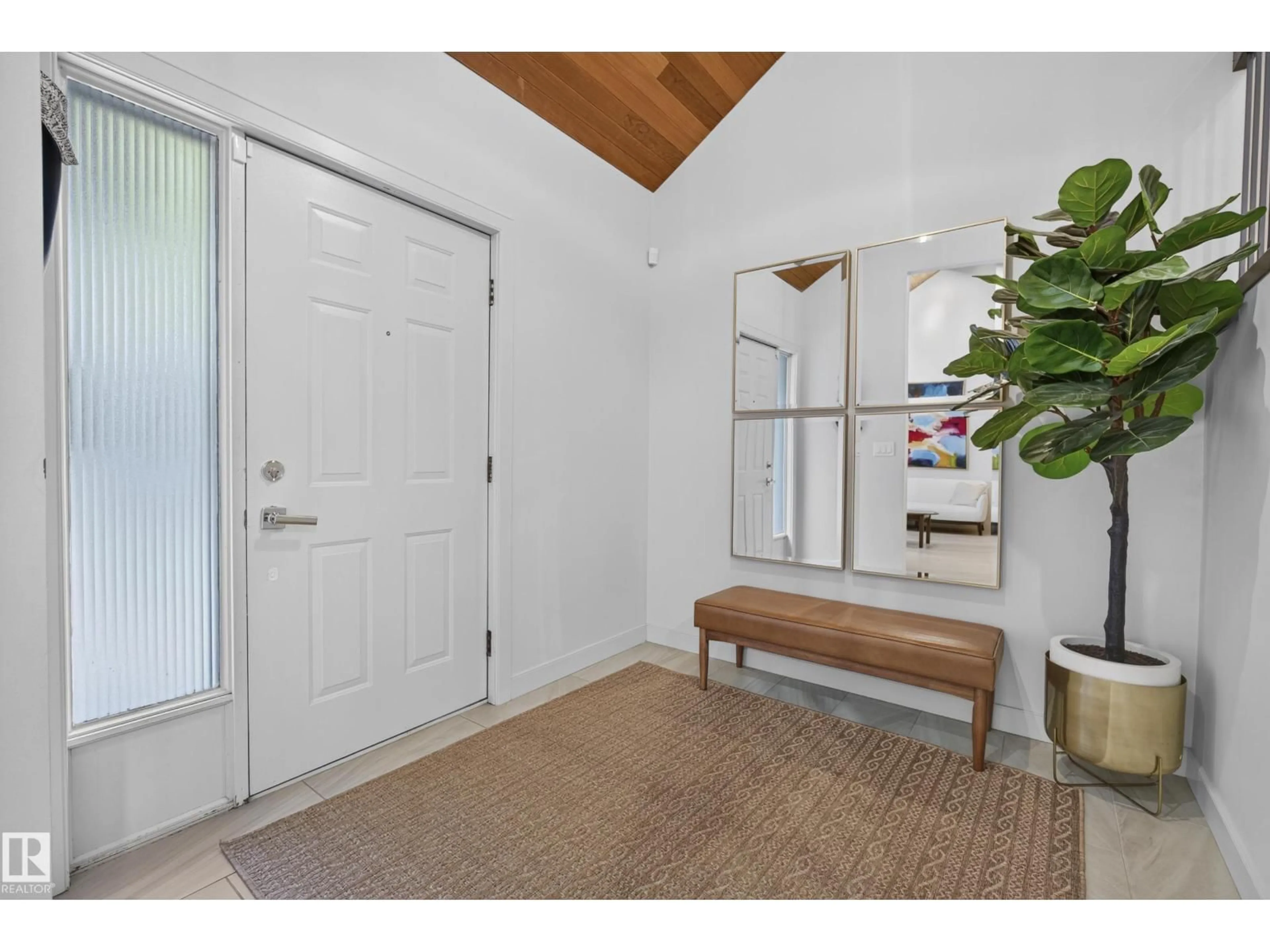 Indoor entryway for 9047 94 ST, Edmonton Alberta T6C3V3