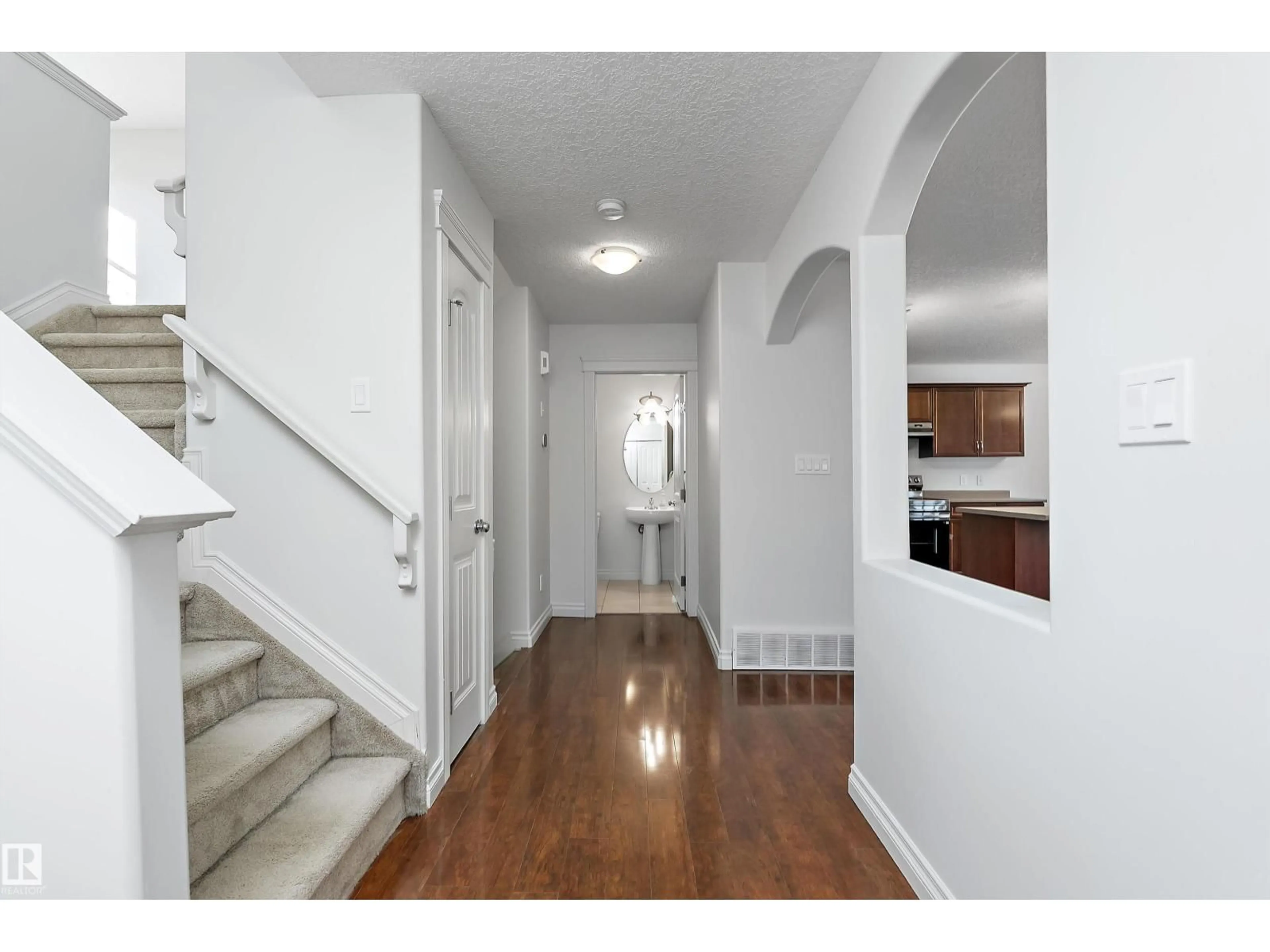 Indoor entryway for SW - 8419 2 AV, Edmonton Alberta T6X1H5