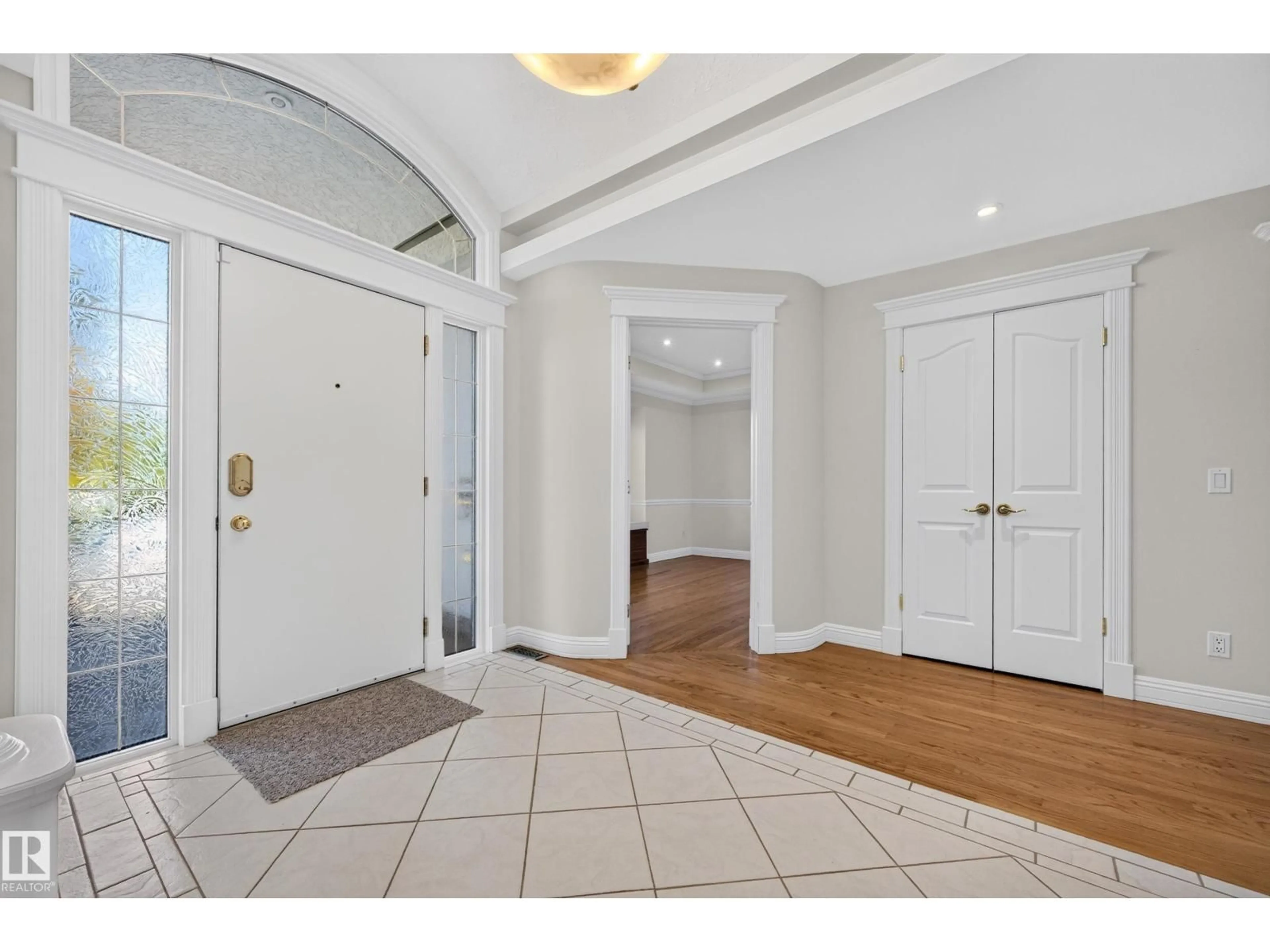 Indoor foyer for NW - 14303 50 AV, Edmonton Alberta T6H0K2