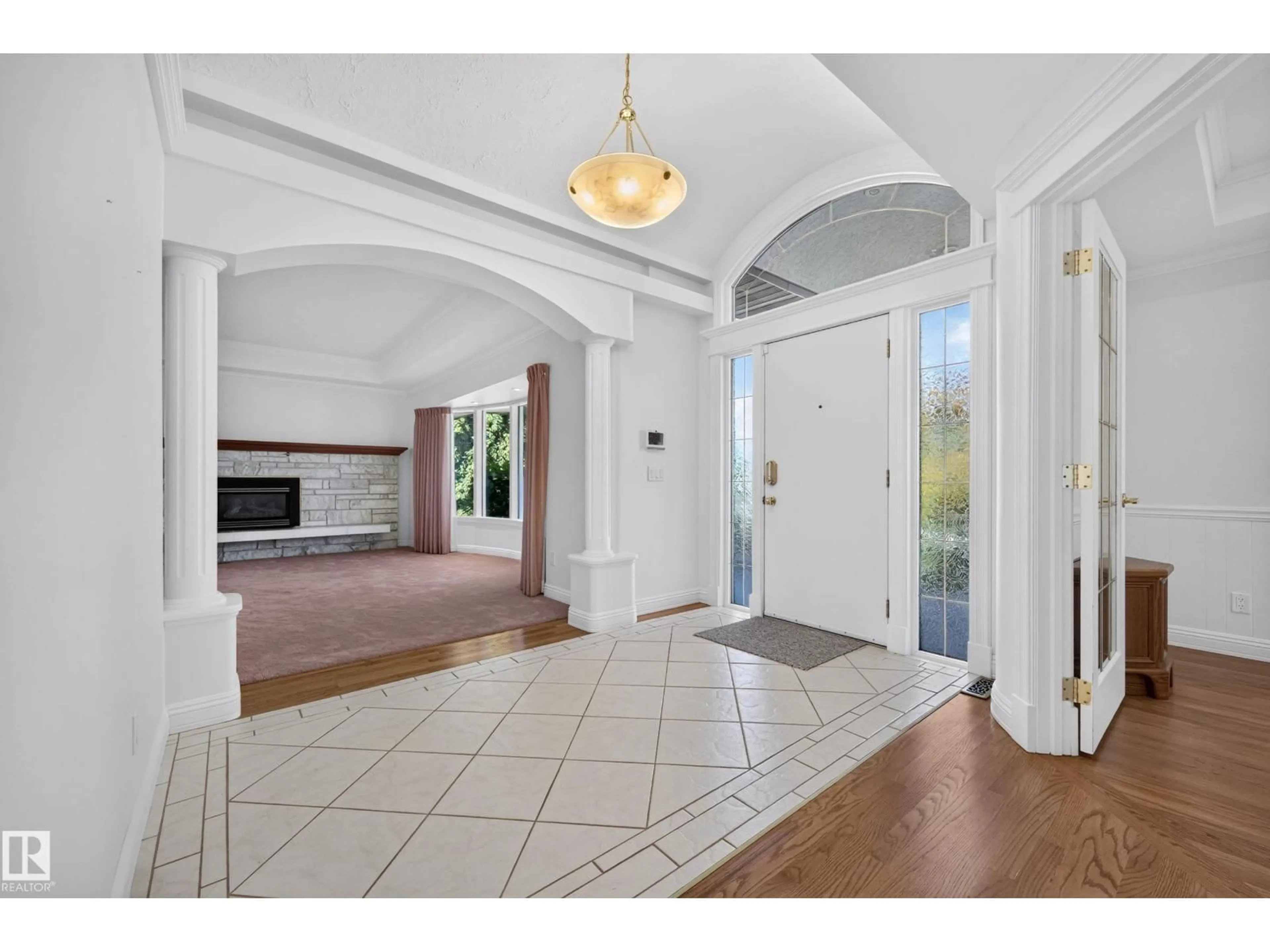 Indoor foyer for NW - 14303 50 AV, Edmonton Alberta T6H0K2