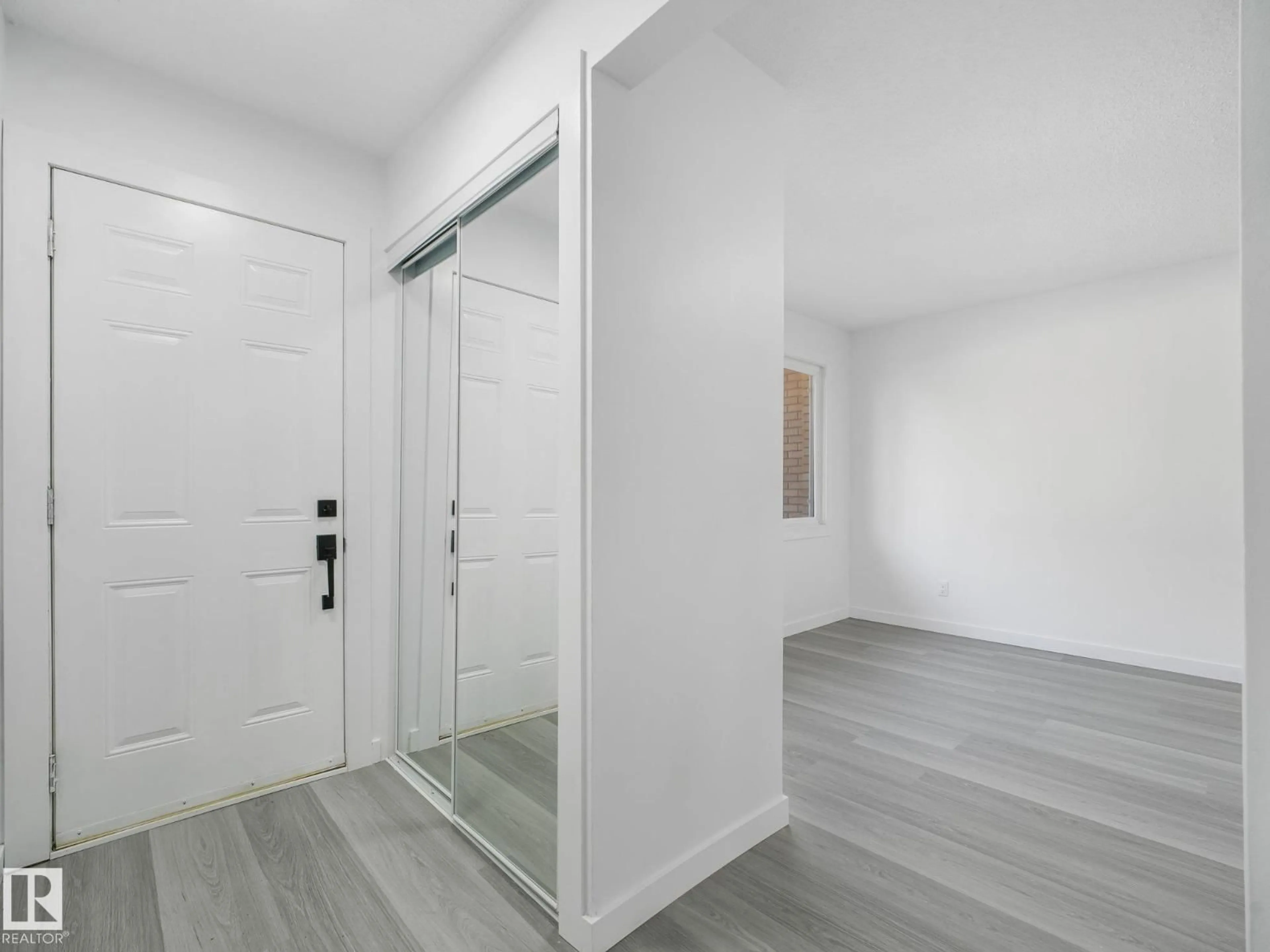 Indoor entryway for 152 LONDONDERRY SQUARE, Edmonton Alberta T5C3C4