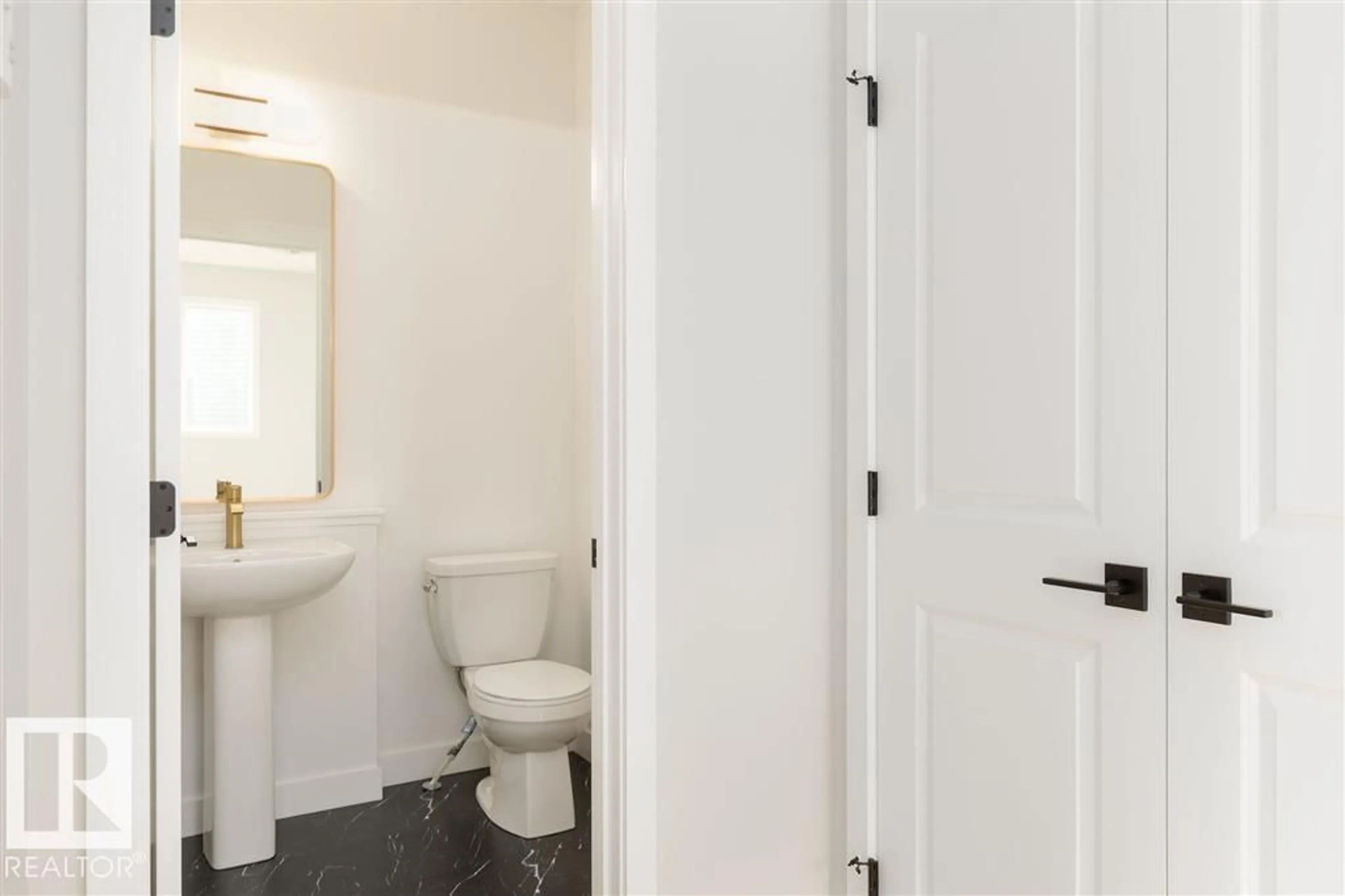 Standard bathroom, unknown for 43 CHARTRES CL, St. Albert Alberta T8T2E1