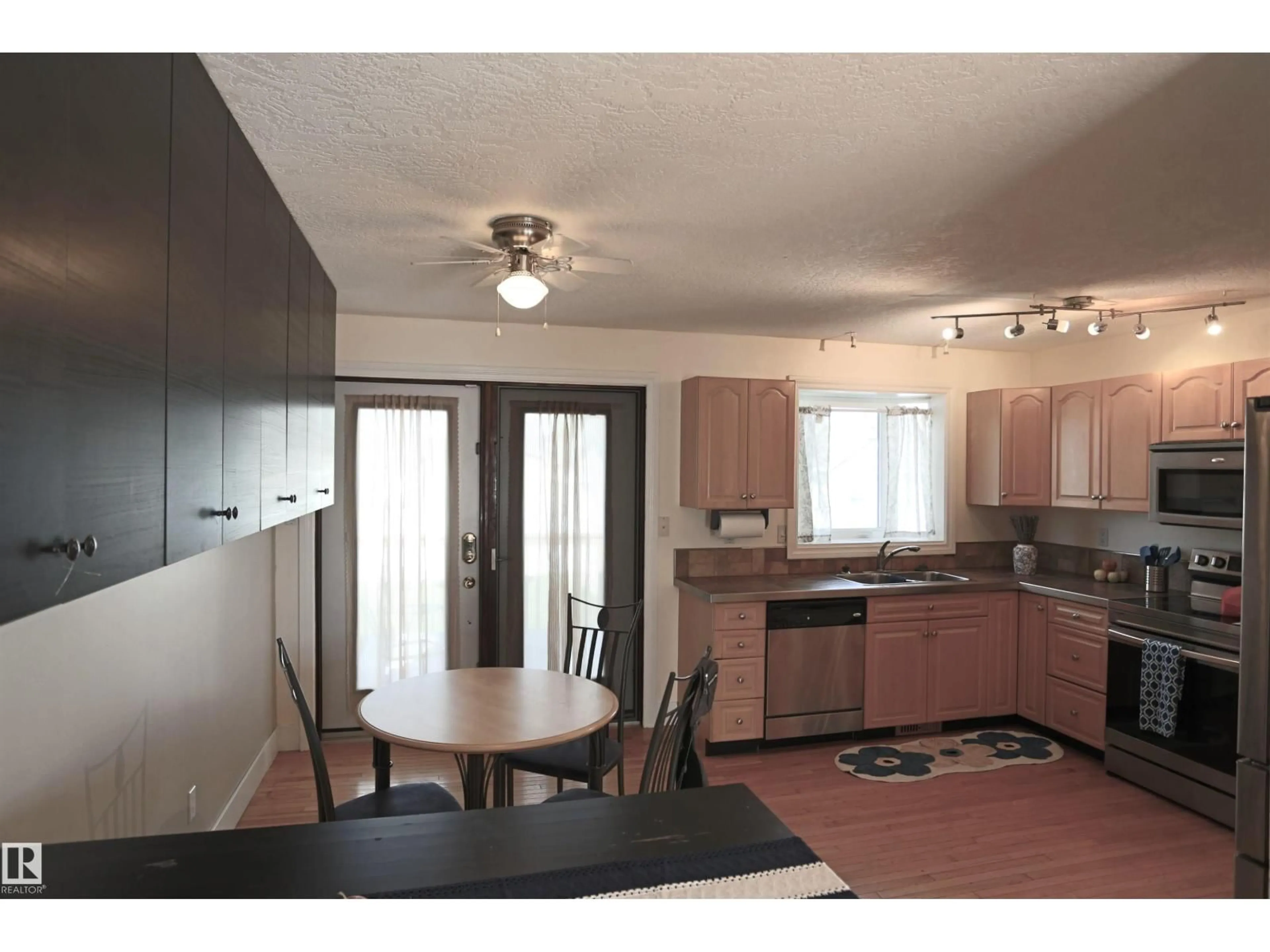 Standard kitchen, wood/laminate floor for 3 DORCHESTER RD, Spruce Grove Alberta T7X2B2