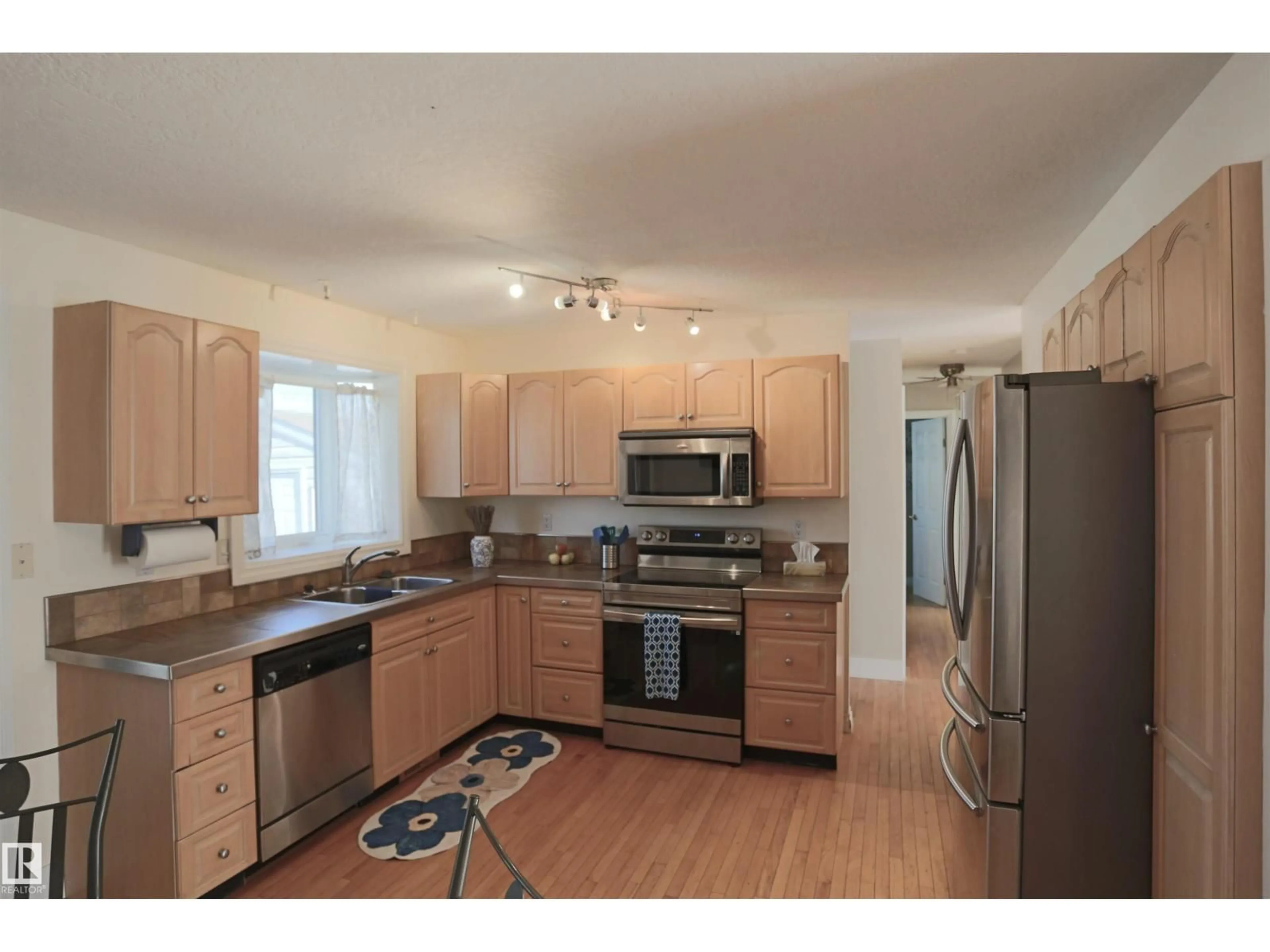 Standard kitchen, wood/laminate floor for 3 DORCHESTER RD, Spruce Grove Alberta T7X2B2