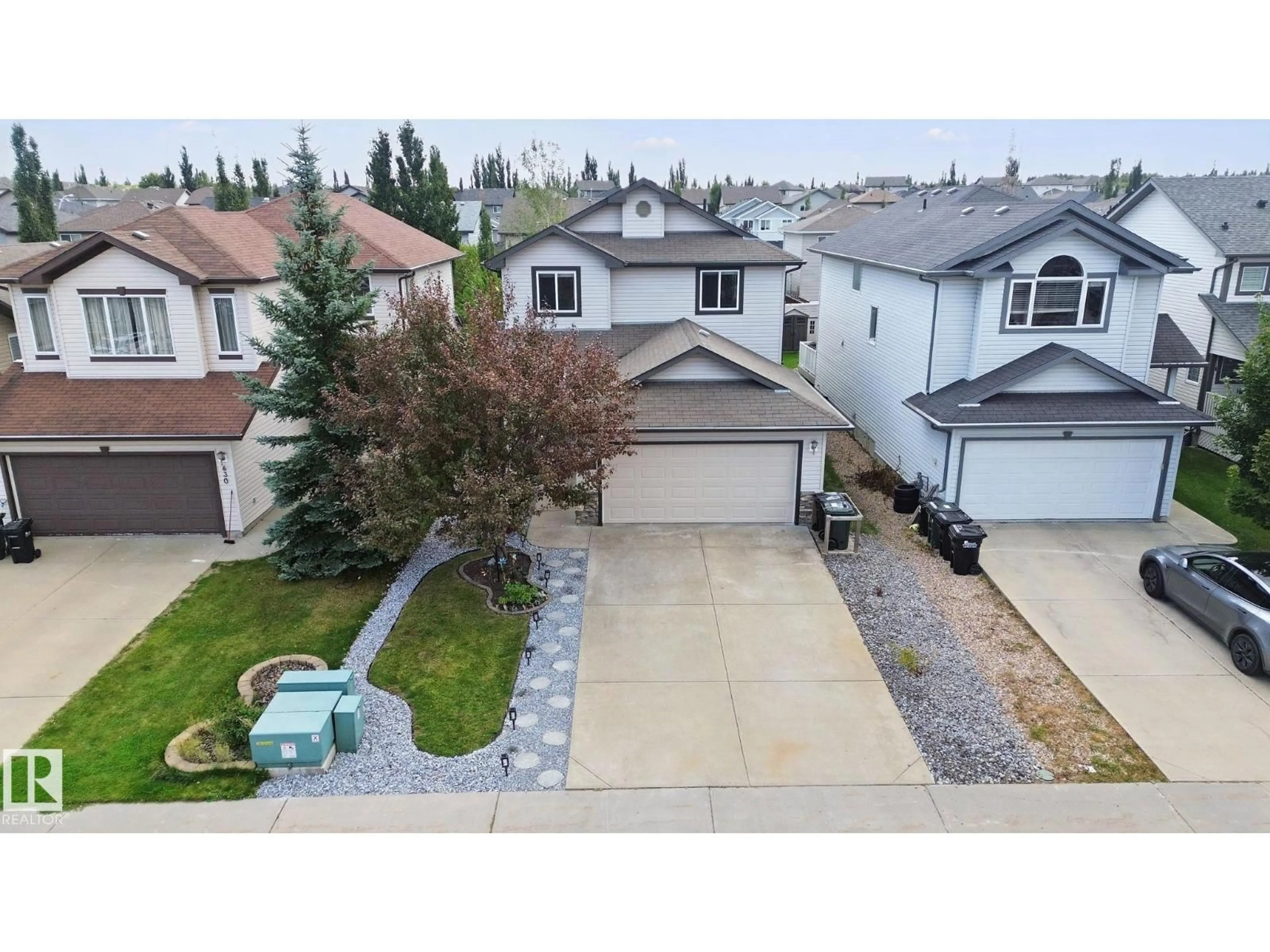 A pic from outside/outdoor area/front of a property/back of a property/a pic from drone, street for 628 FOXTAIL LN, Sherwood Park Alberta T8A4P2