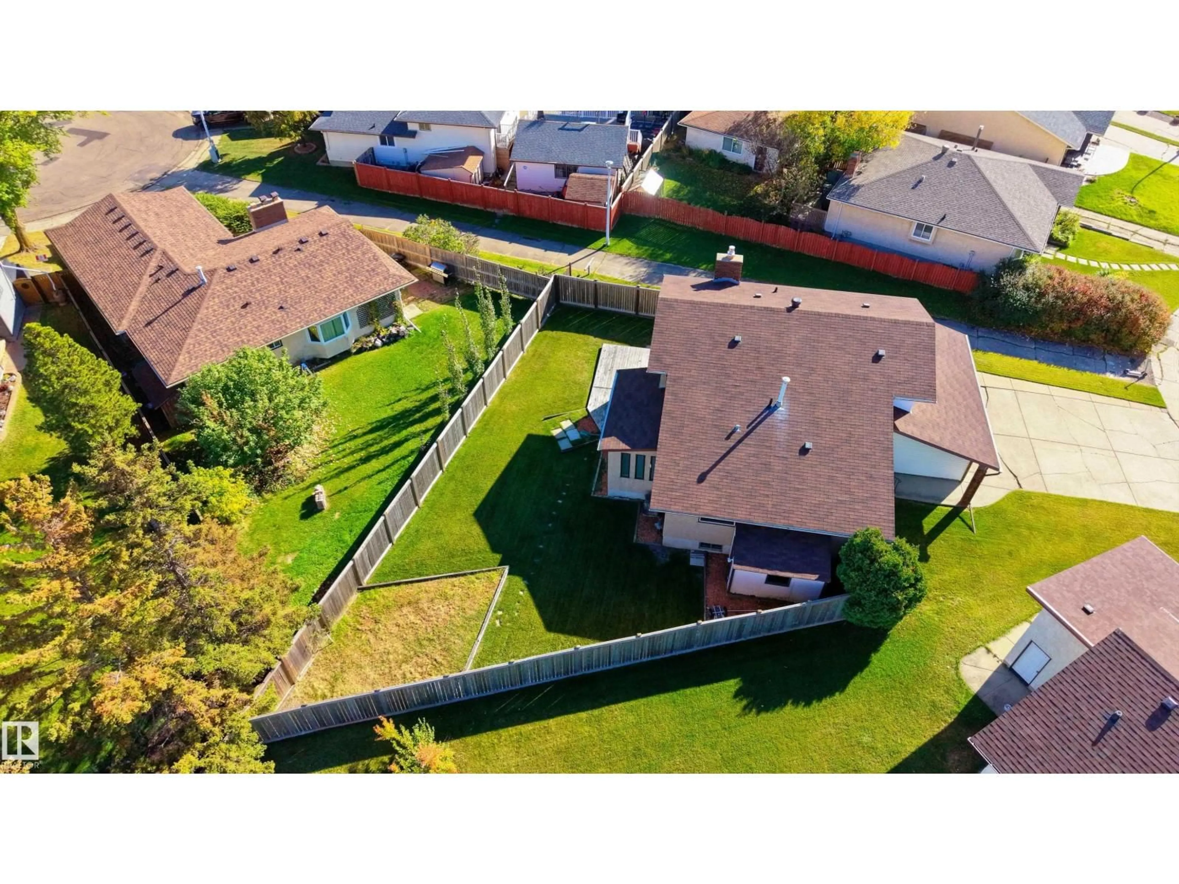 A pic from outside/outdoor area/front of a property/back of a property/a pic from drone, street for 280 WARWICK RD, Edmonton Alberta T5X4P9