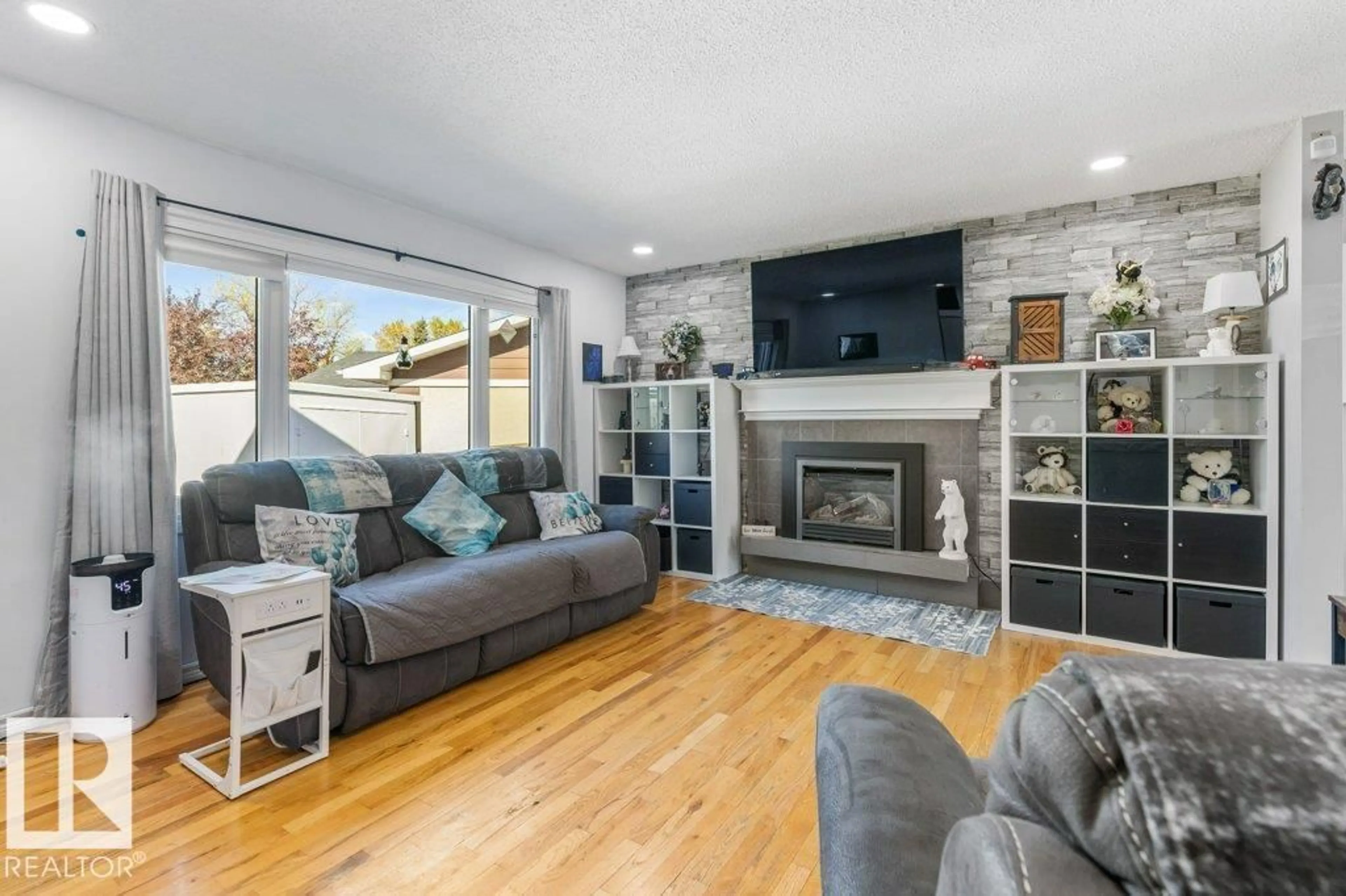 Living room with furniture, unknown for 14 CIRCLEWOOD DR, Sherwood Park Alberta T8A0K6